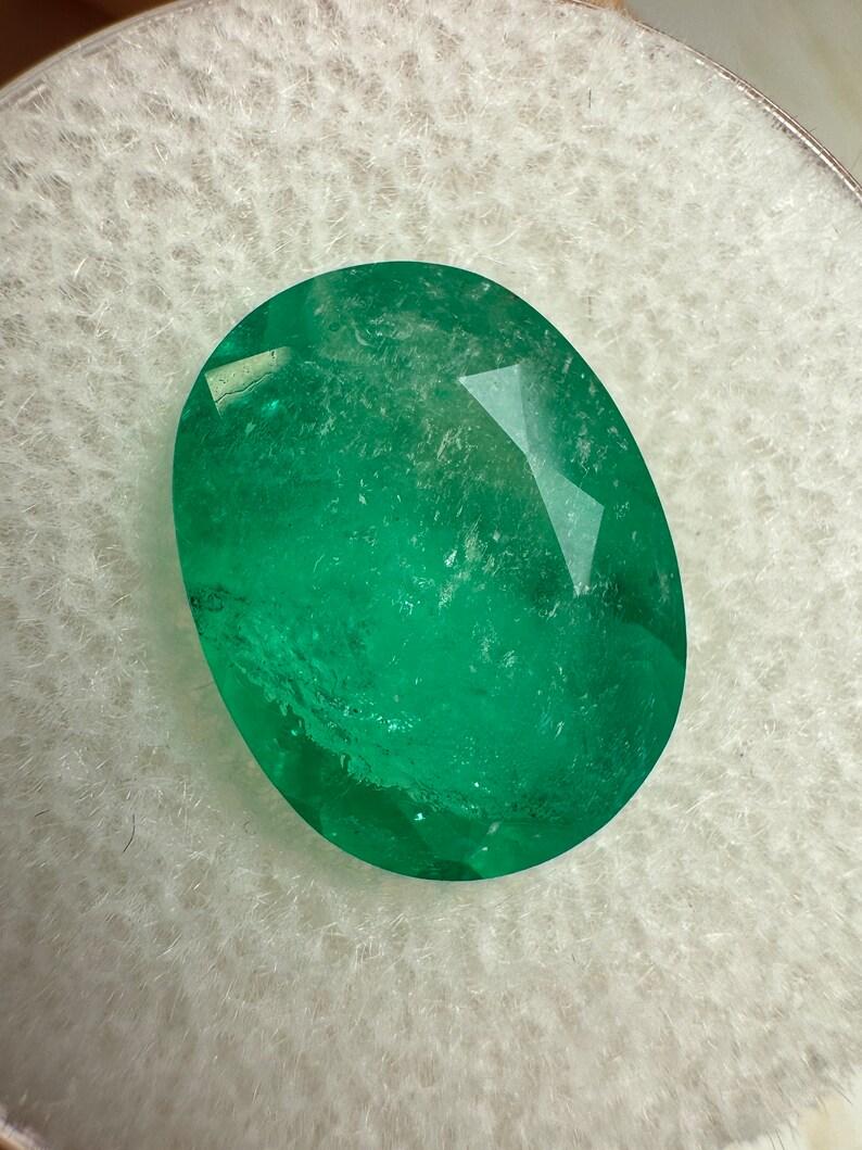 A. Stone: Smeraldo
Peso: 4,31 carati
Forma: Taglio ovale
Chiarezza: Semi-trasparente
Lucentezza: Molto buono-buono
Colore: Verde medio intenso
Misure: 12,68 mm x 9,71 mm x 6,34 mm
Origine geografica: Colombia
Trattamento: Naturale,