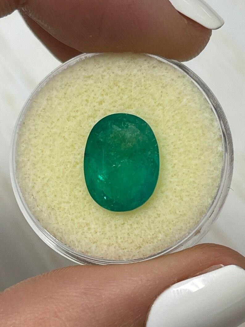 Moderno 4.31 carati di smeraldo colombiano verde intenso con taglio ovale - gemma di nascita di maggio in vendita
