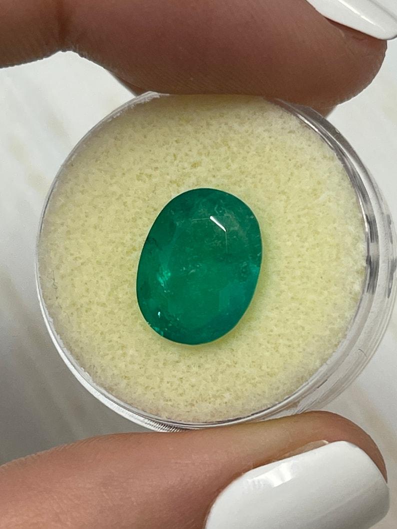 Taglio ovale 4.31 carati di smeraldo colombiano verde intenso con taglio ovale - gemma di nascita di maggio in vendita