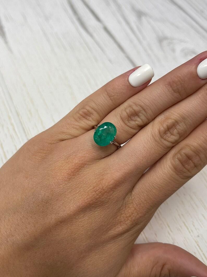 4.31 carati di smeraldo colombiano verde intenso con taglio ovale - gemma di nascita di maggio in vendita 3