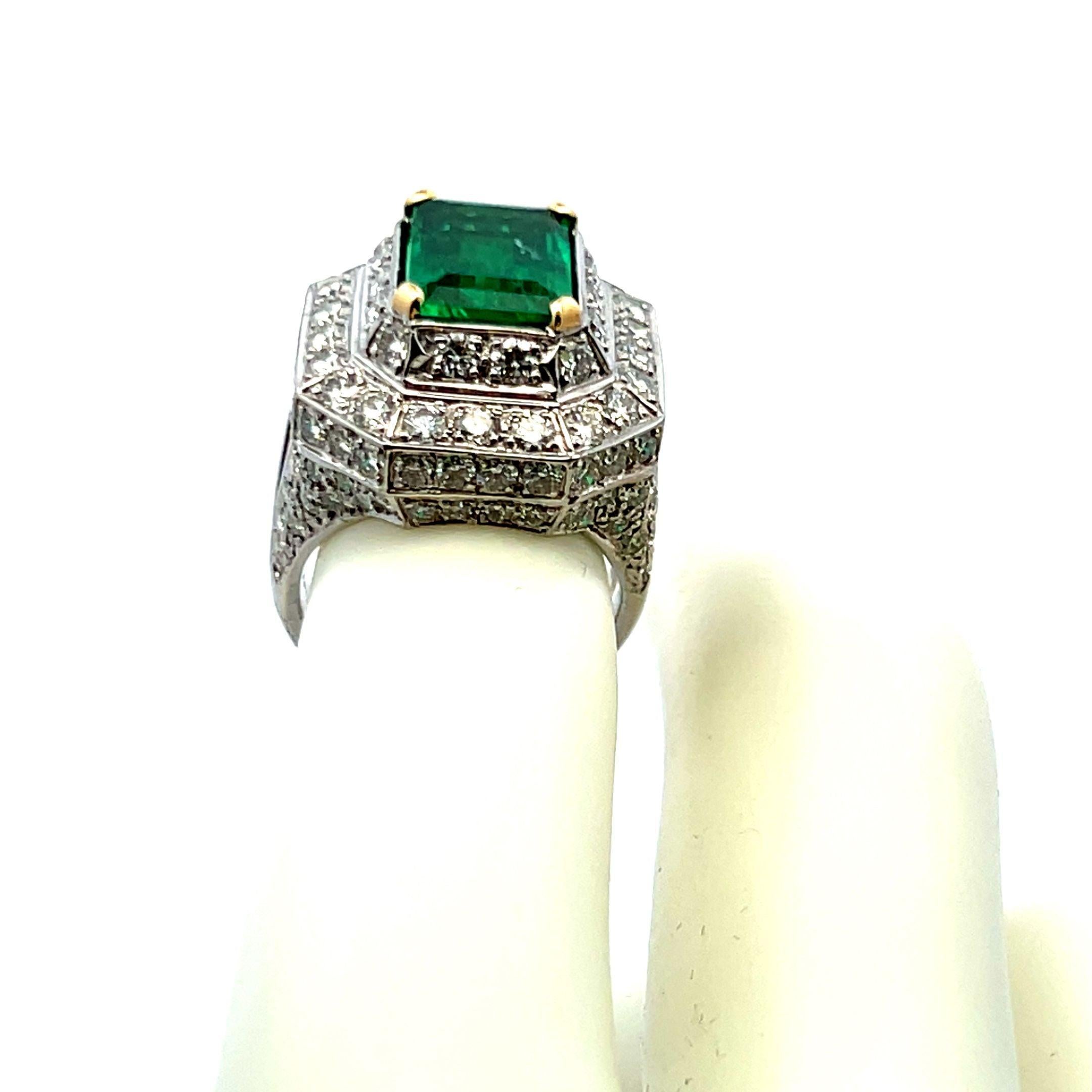 Taille radiant Bague halo en or 18 carats avec émeraude de 4,31 carats et diamants ronds de 3,48 carats en vente