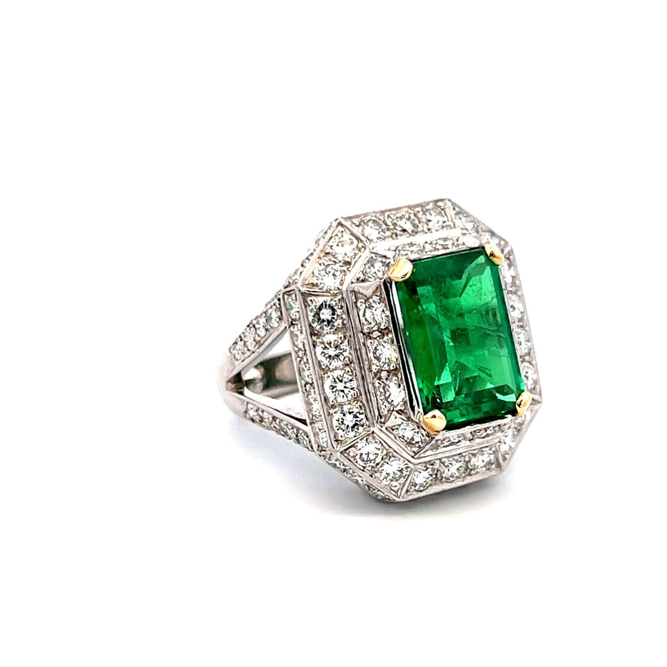 Bague halo en or 18 carats avec émeraude de 4,31 carats et diamants ronds de 3,48 carats Bon état - En vente à New York, NY