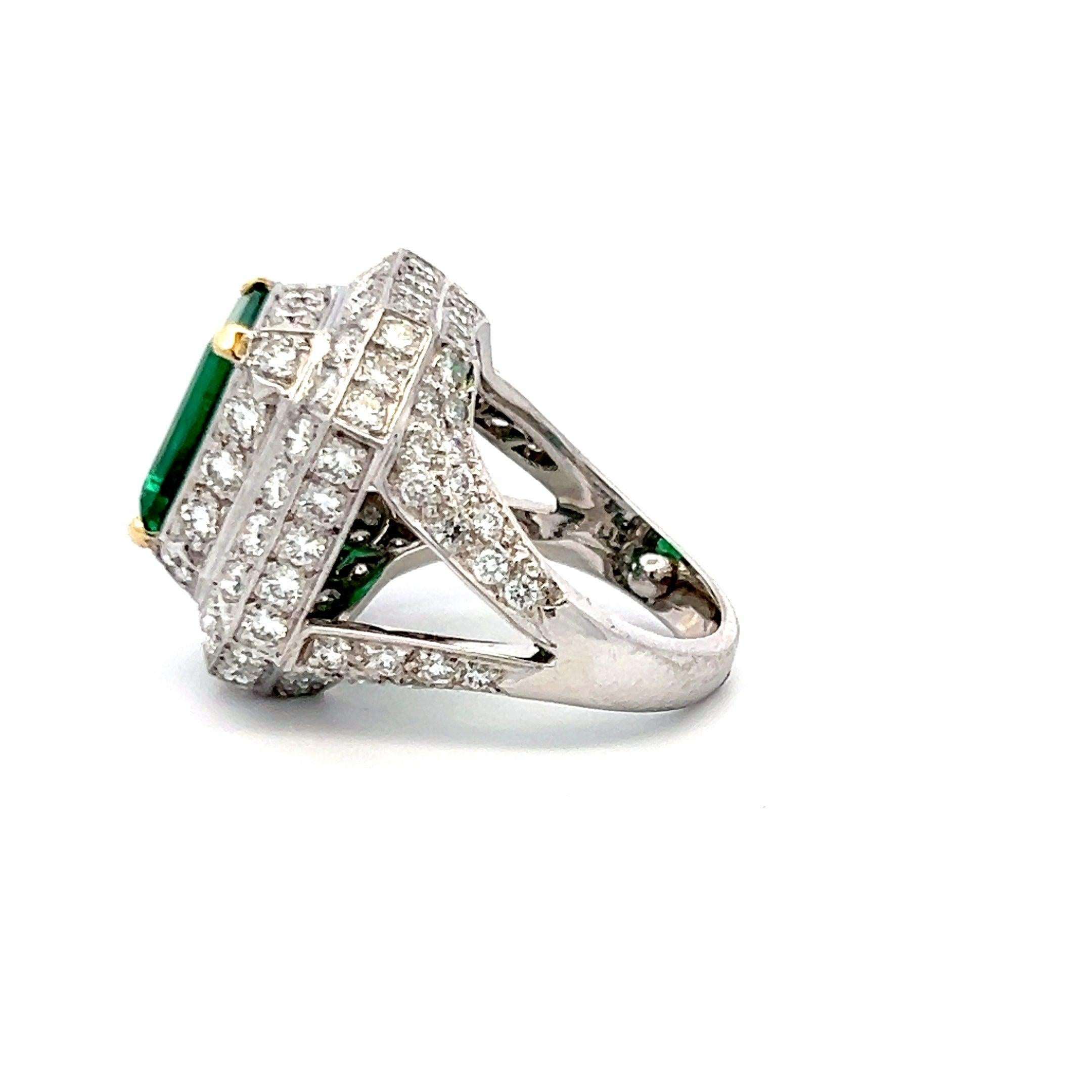 Bague halo en or 18 carats avec émeraude de 4,31 carats et diamants ronds de 3,48 carats Pour femmes en vente