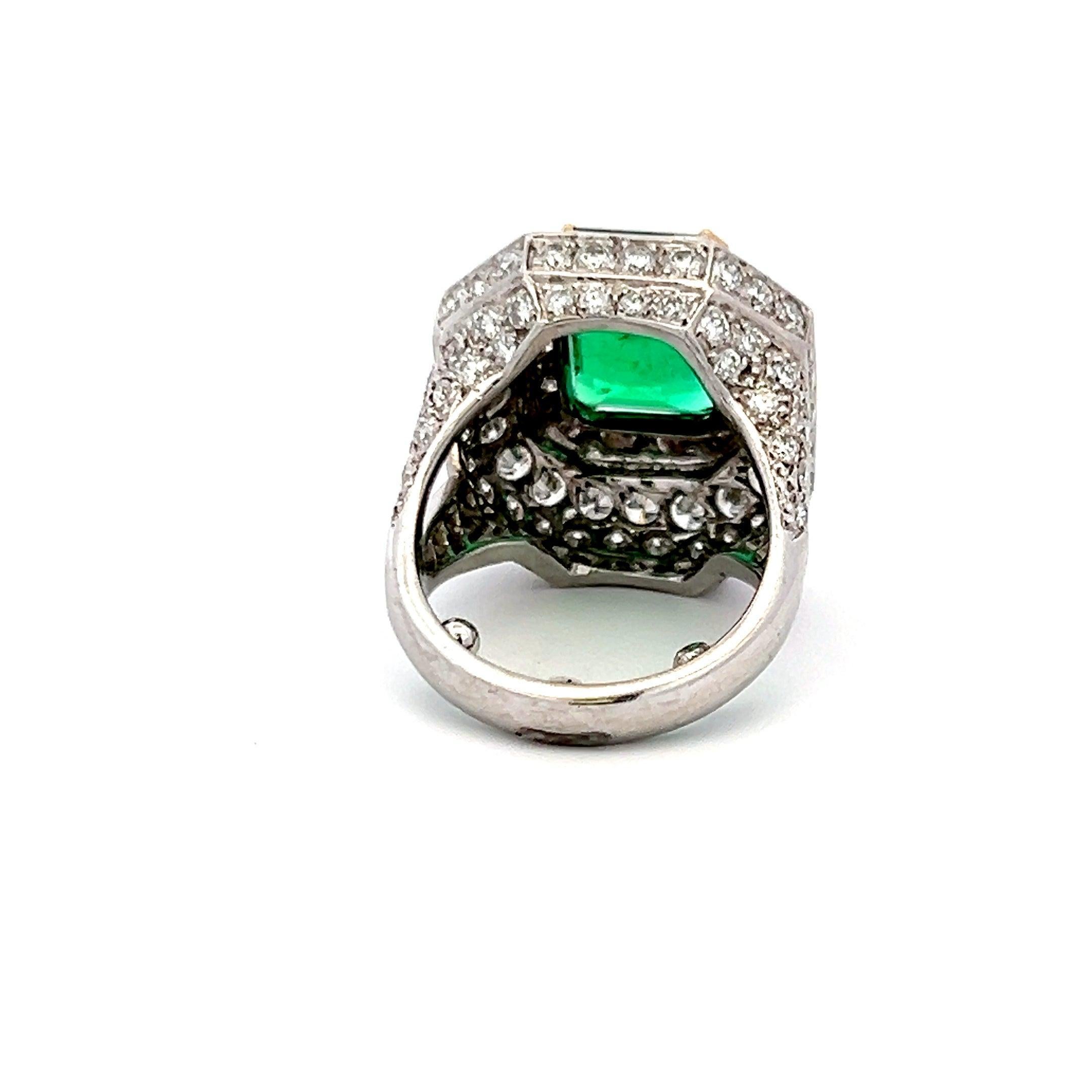 Bague halo en or 18 carats avec émeraude de 4,31 carats et diamants ronds de 3,48 carats en vente 1