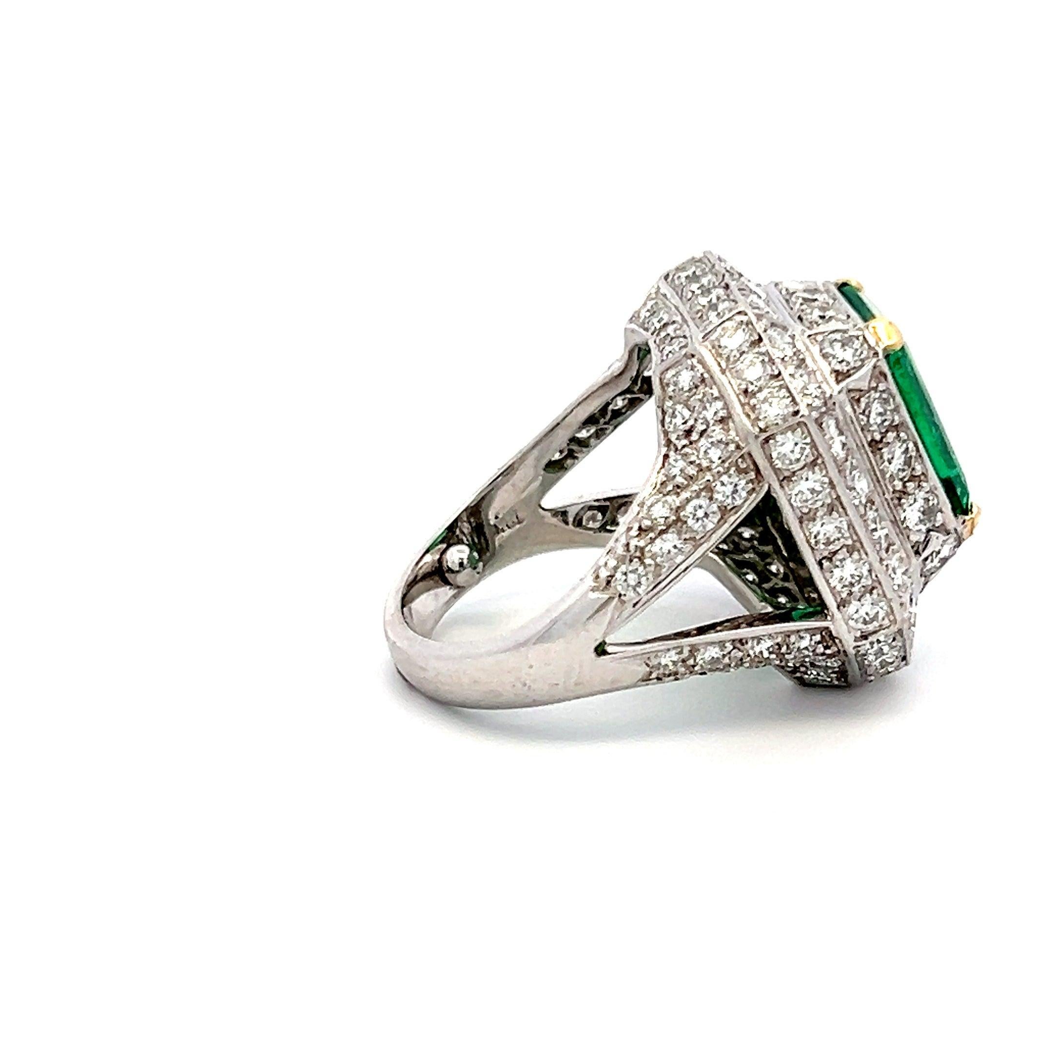 Bague halo en or 18 carats avec émeraude de 4,31 carats et diamants ronds de 3,48 carats en vente 2