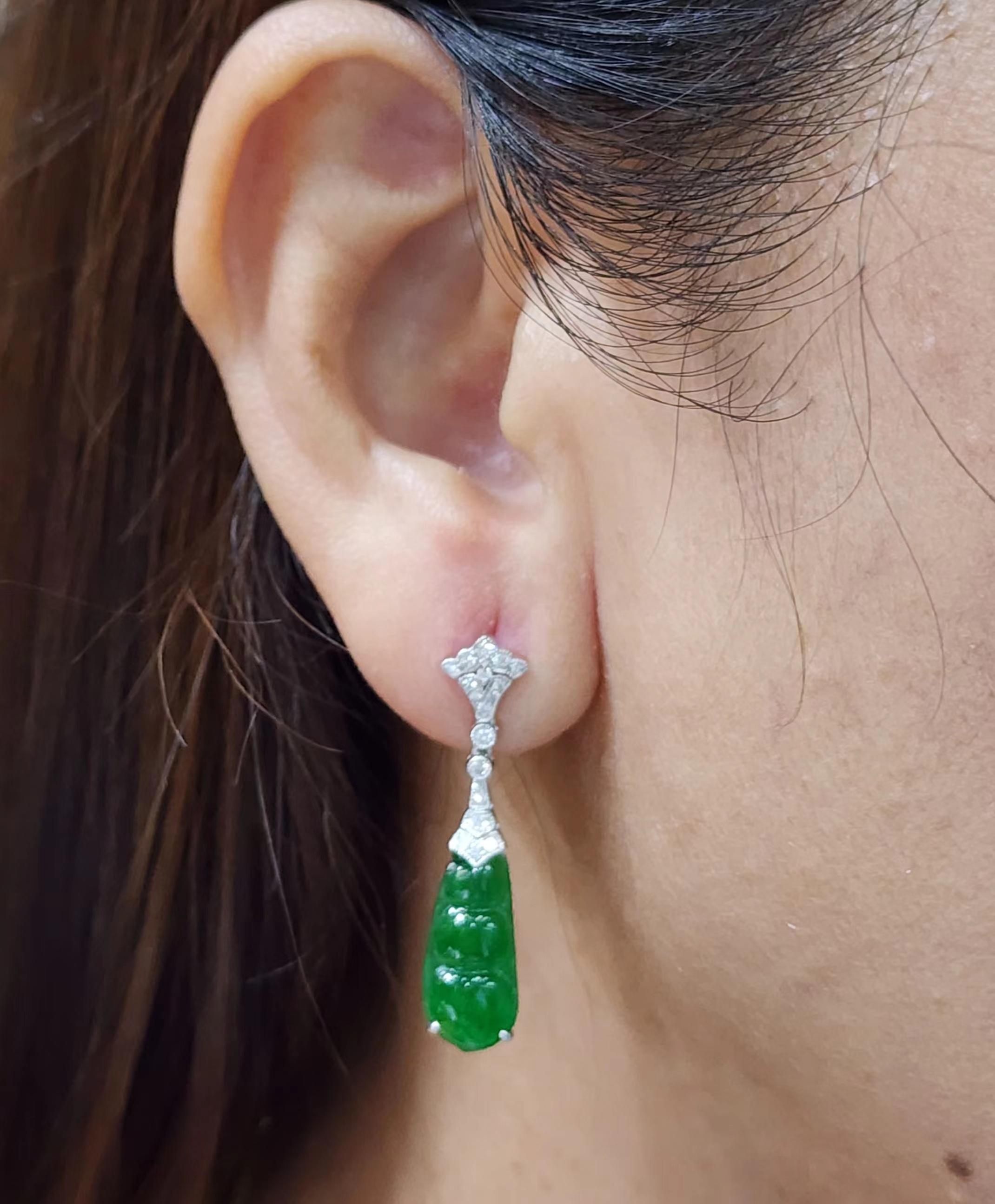 Art Déco Orecchino a goccia di giada e diamanti da 4,31 carati in platino e oro 18 carati in vendita