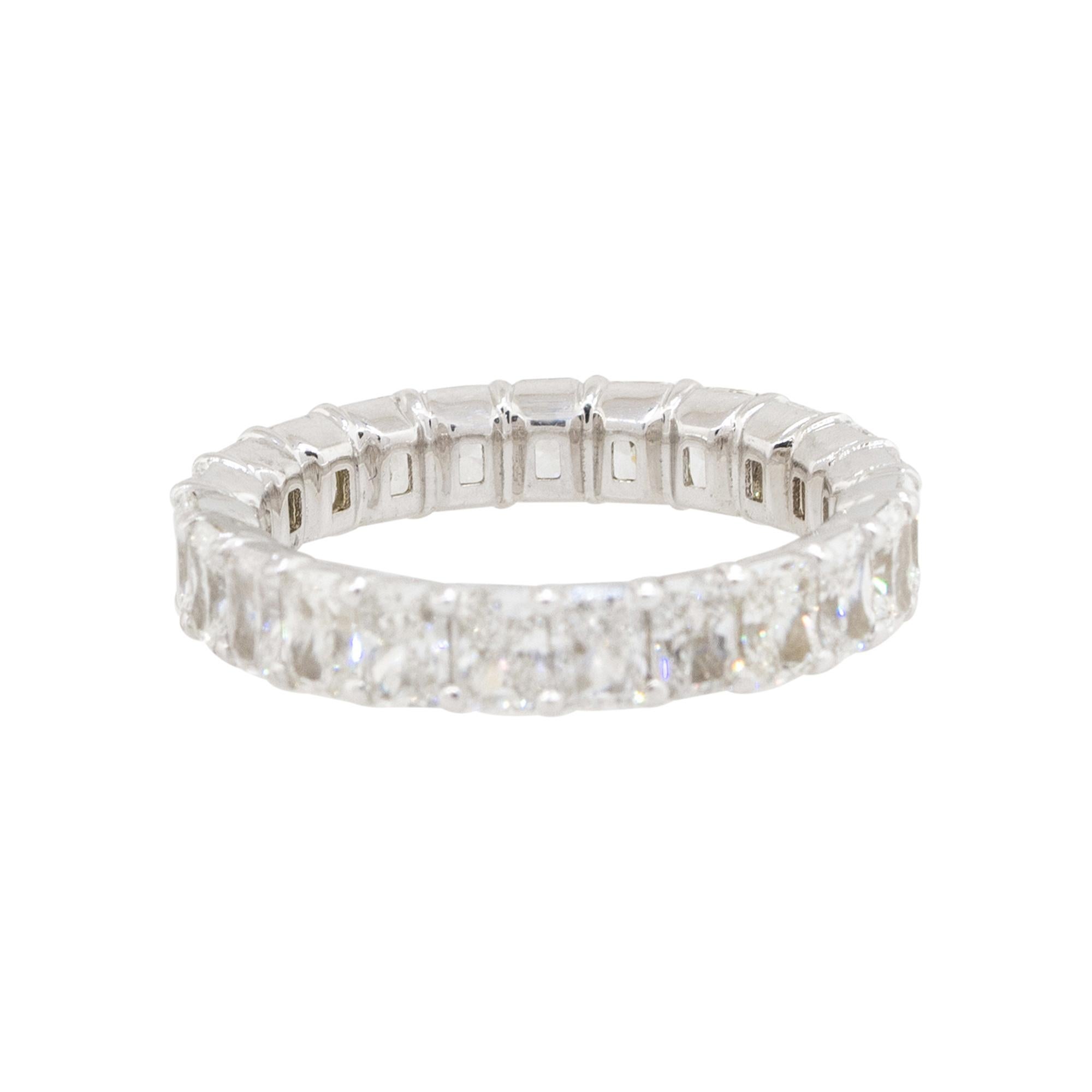 Material: 14k Weißgold
Diamant-Details: Ca. 4,31ctw Diamanten im Strahlenschliff. Die Diamanten haben eine Farbe von G/H und eine Reinheit von VS
Gesamtgewicht: 2,7g (1,7dwt)
Abmessungen: 22.50mm x 4.20mm x 22.50mm
Größe: 6,5
Zusätzliche Details: