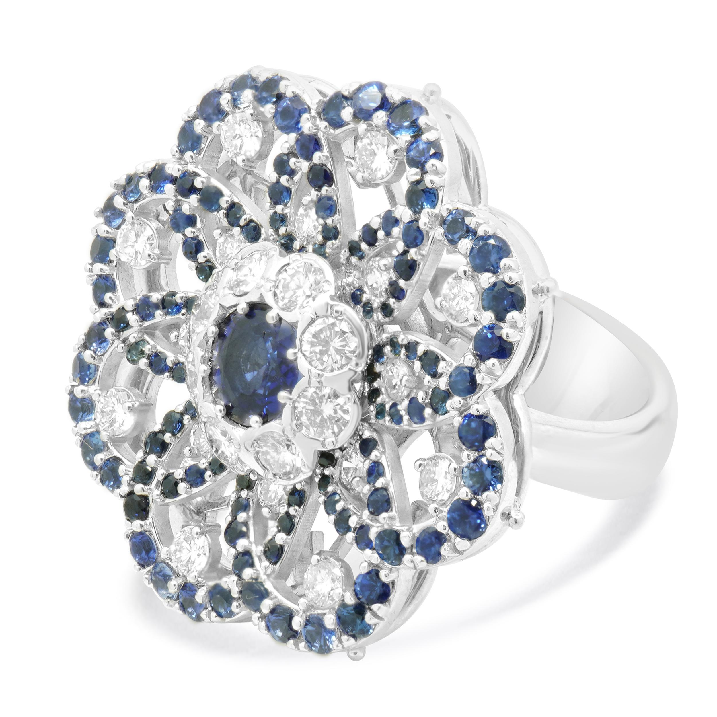 Diseñador: diseño personalizado
Material: 14k oro blanco
Piedra central: zafiro redondo de 1,41 quilates
Zafiros 96 talla brillante redonda = 2,90 quilates de peso
Diamantes: 24 talla brillante redonda = peso de 2,64 quilates
Color: G
Claridad: