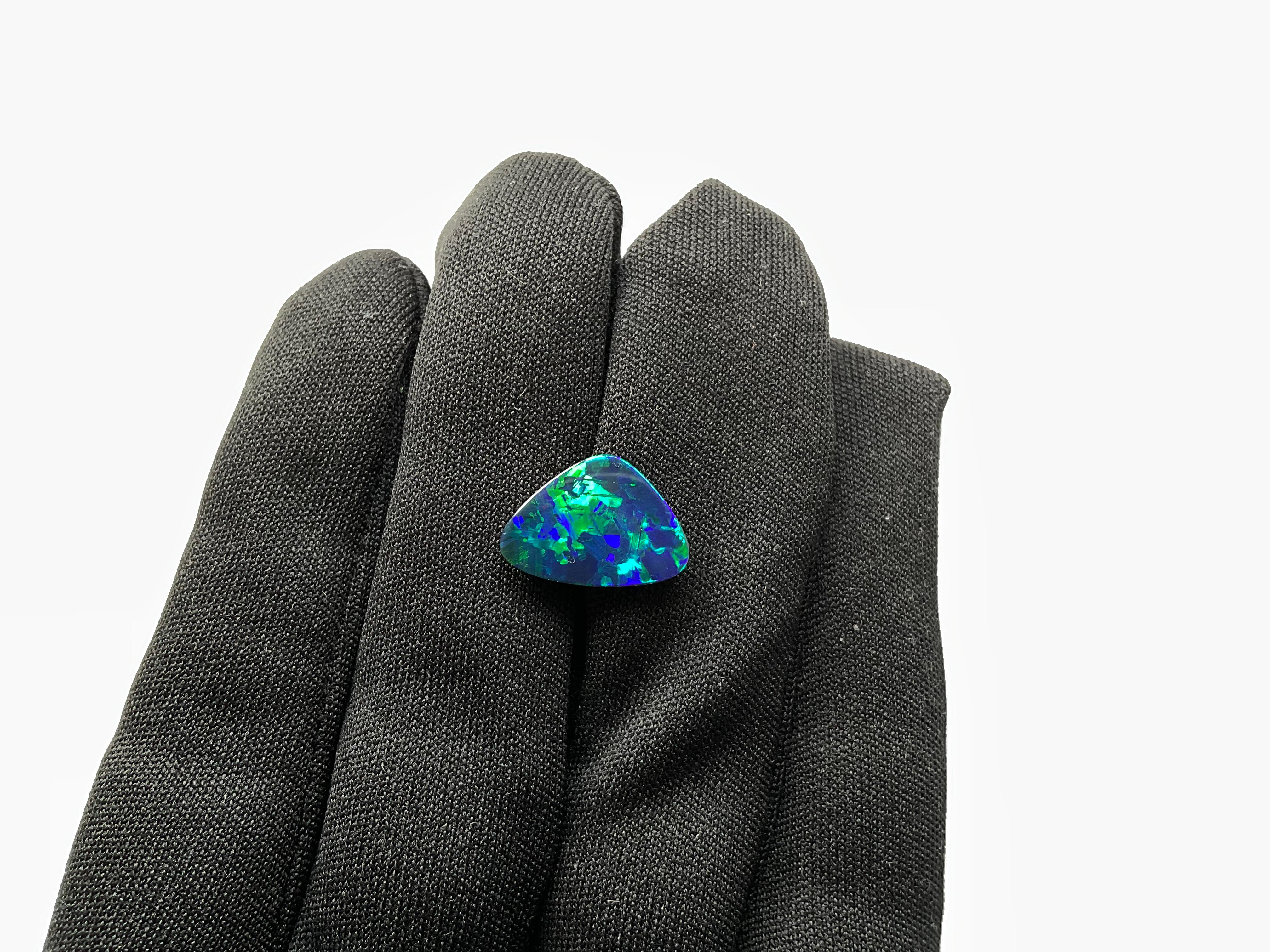 4.31 Carati Opale australiano Royal Blue Flash con giochi di colore verde Gemma in vendita 5