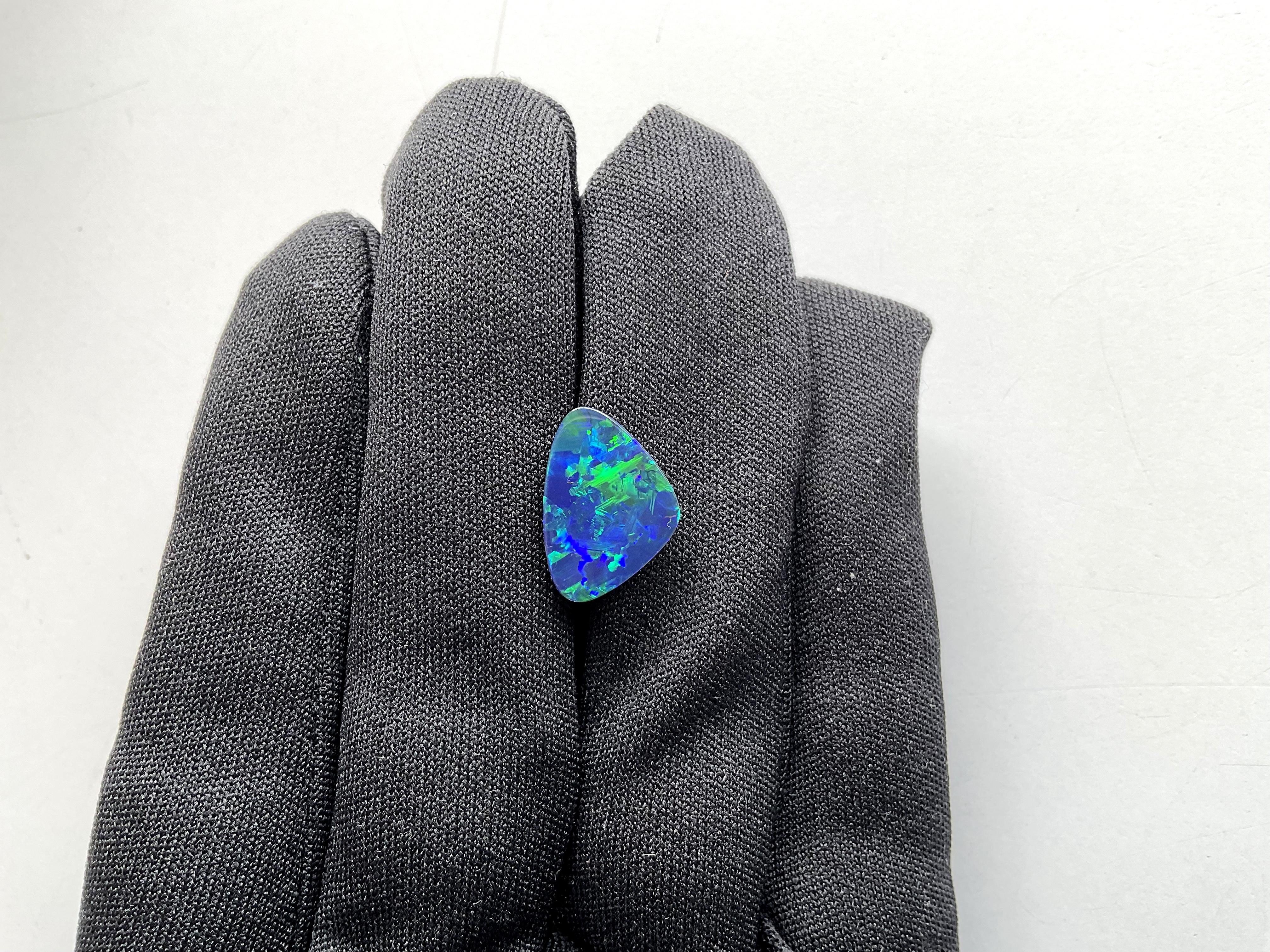4.31 Carati Opale australiano Royal Blue Flash con giochi di colore verde Gemma in vendita 6