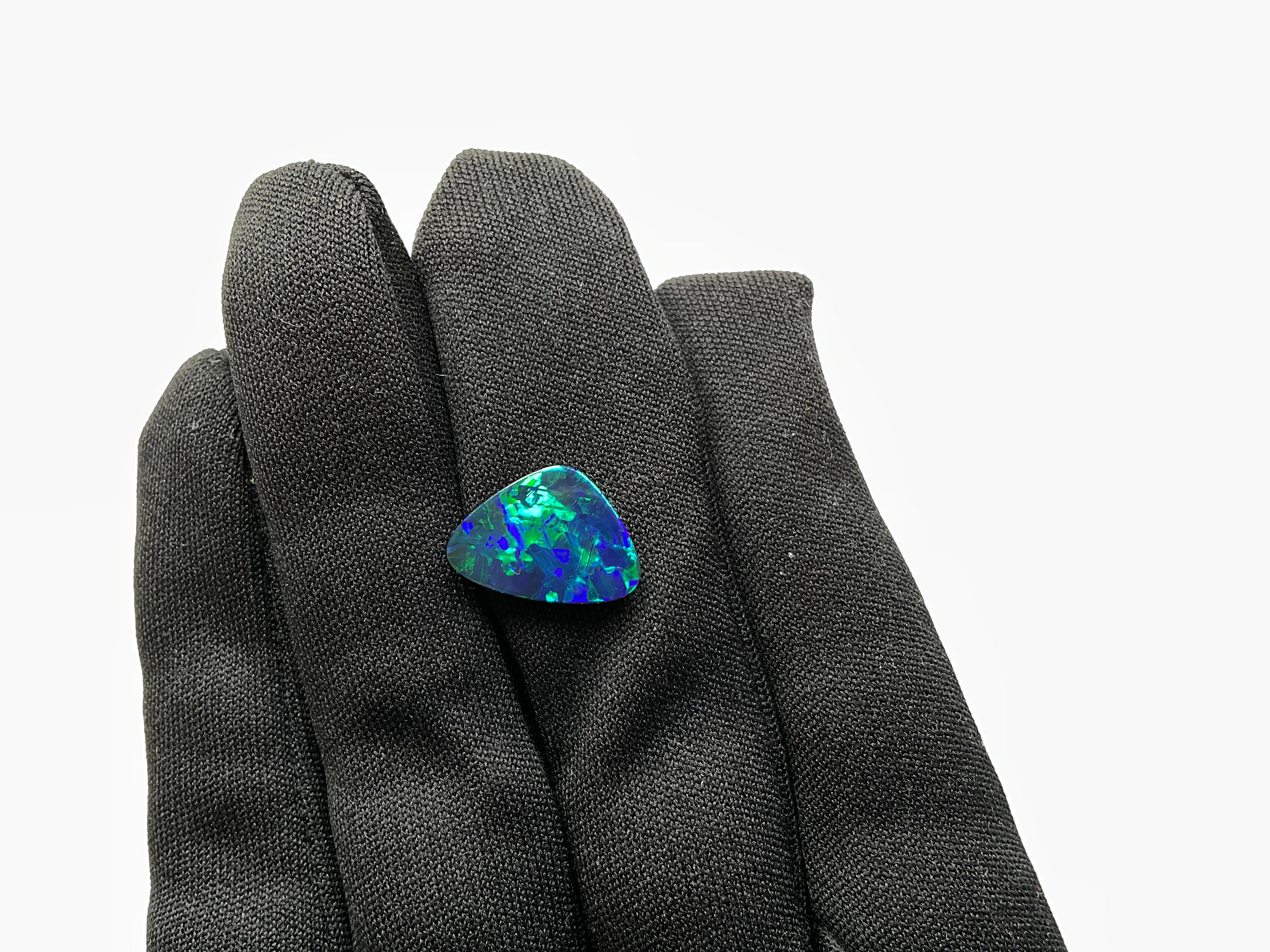4.31 Carati Opale australiano Royal Blue Flash con giochi di colore verde Gemma in vendita 7