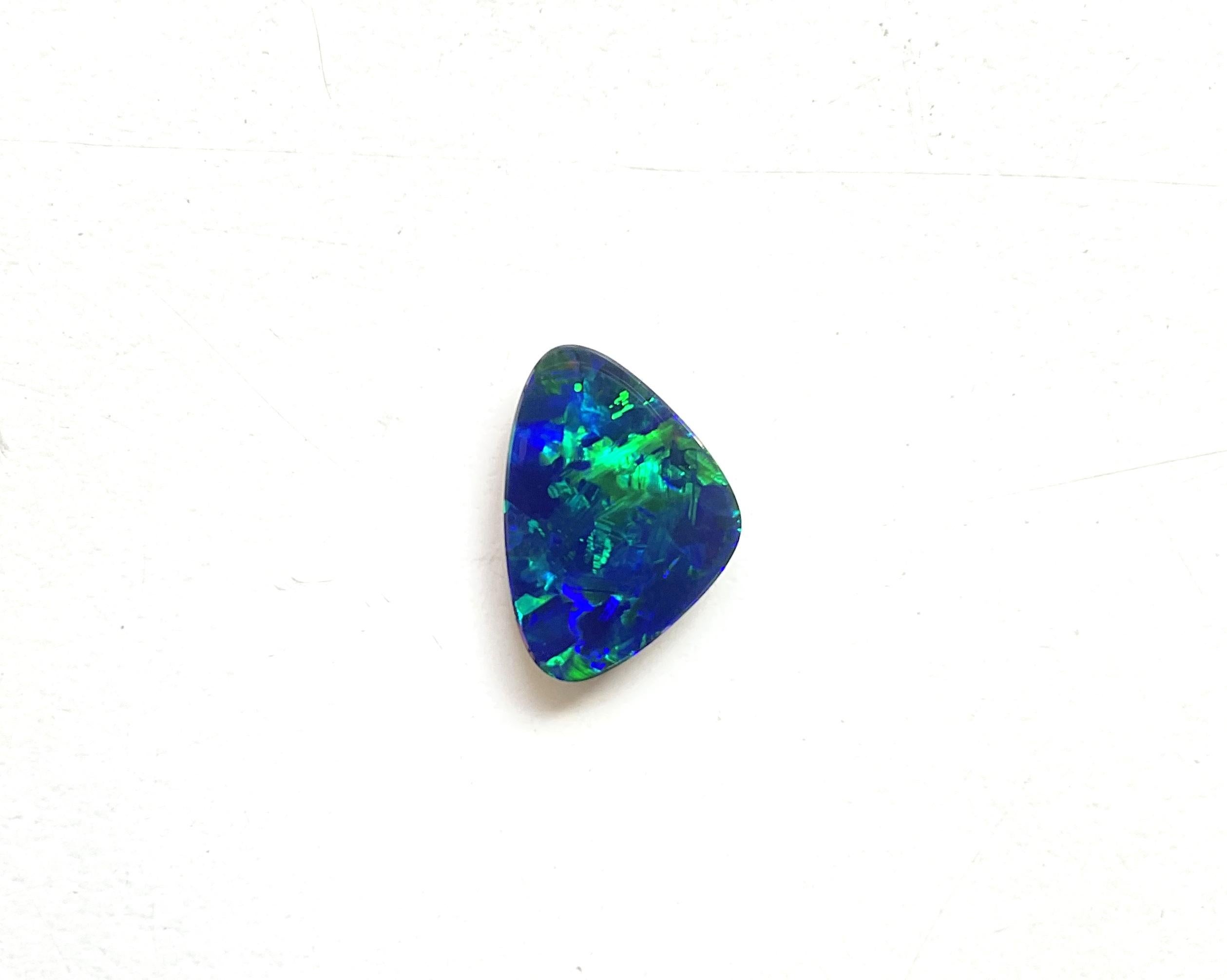da uomo o donna 4.31 Carati Opale australiano Royal Blue Flash con giochi di colore verde Gemma in vendita