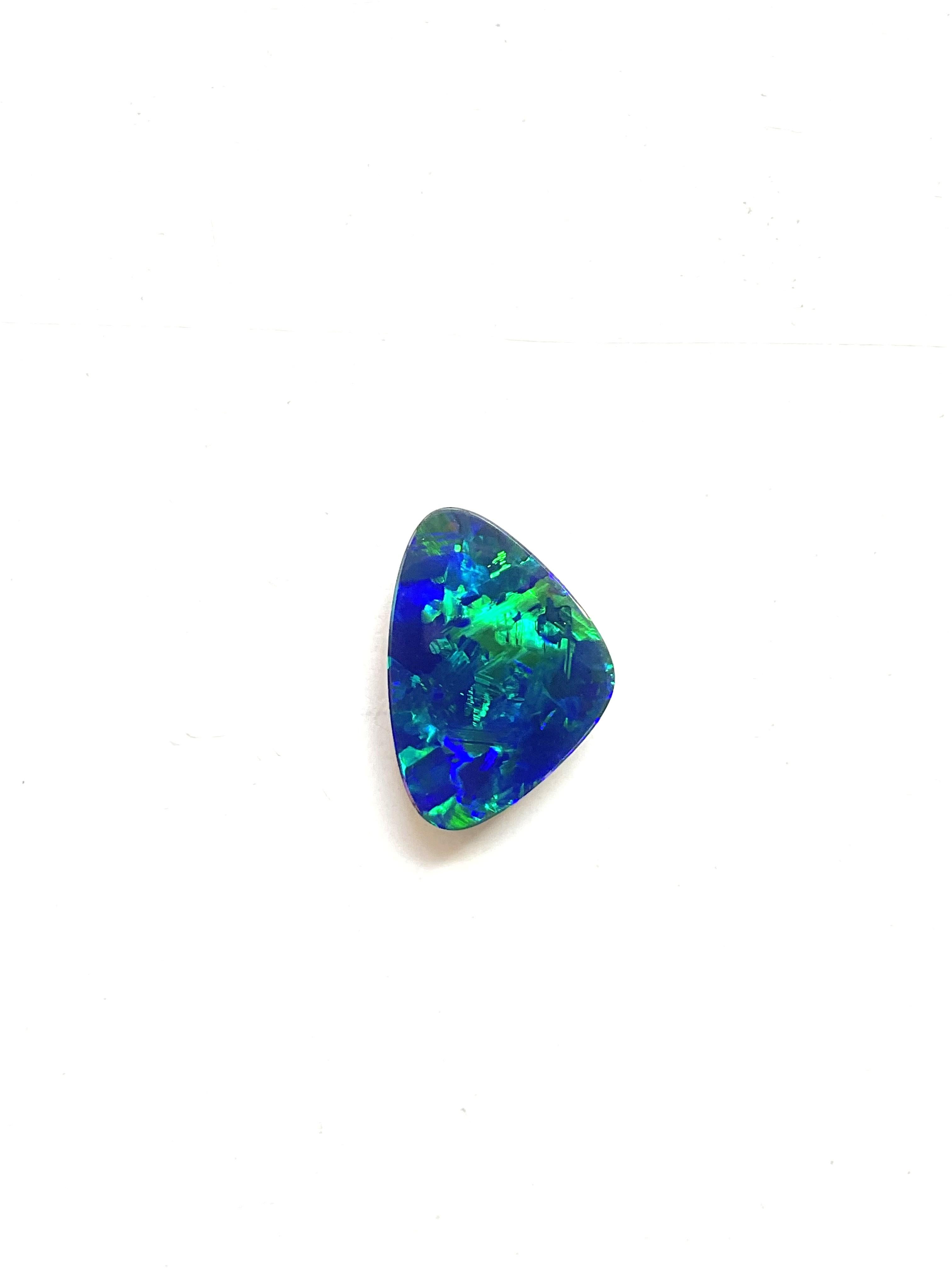 4.31 Carati Opale australiano Royal Blue Flash con giochi di colore verde Gemma in vendita 2