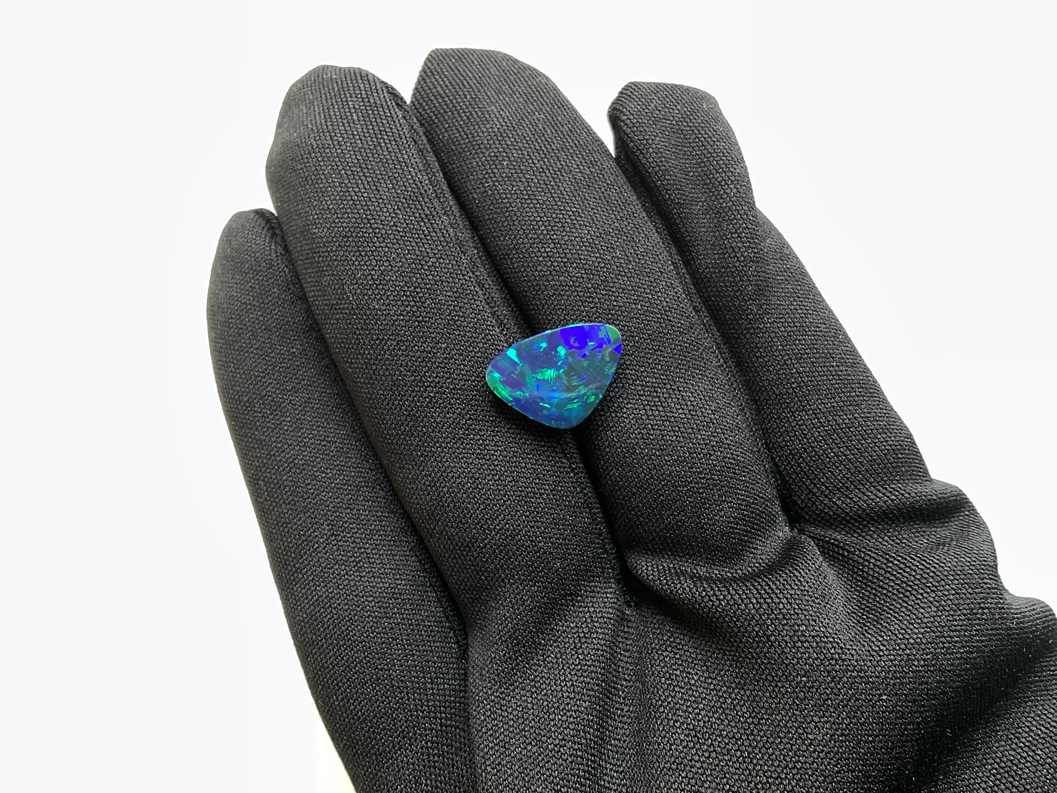 4.31 Carati Opale australiano Royal Blue Flash con giochi di colore verde Gemma in vendita 3