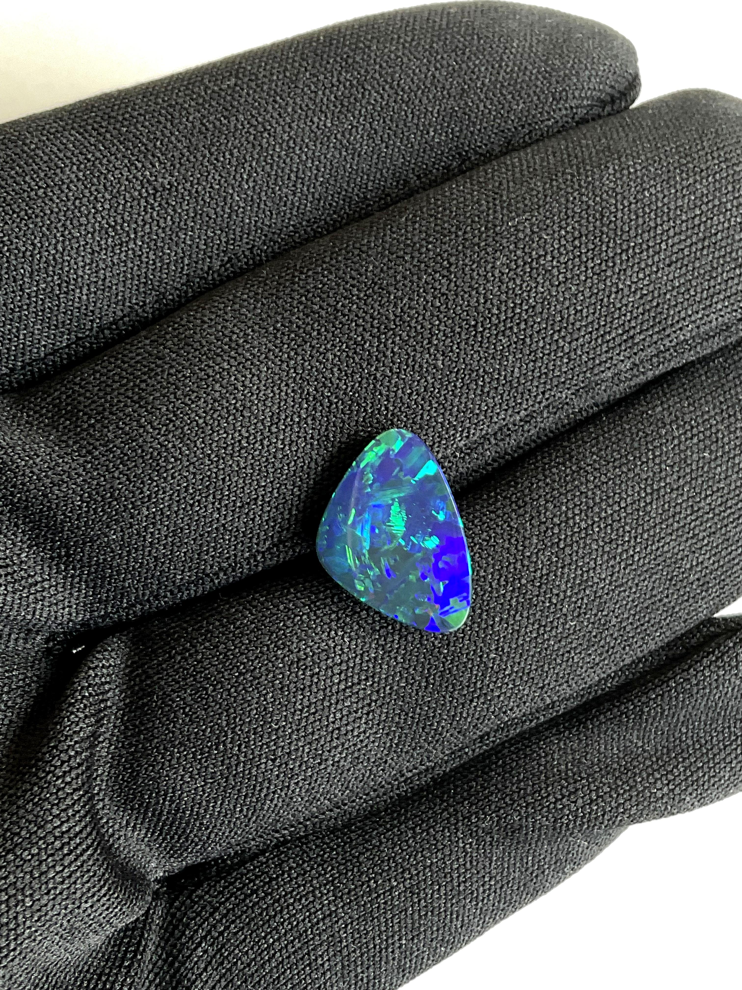 4.31 Carati Opale australiano Royal Blue Flash con giochi di colore verde Gemma in vendita 4