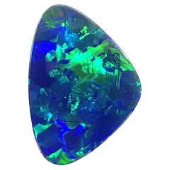Opale australienne bleu royal avec jeu de couleurs vert de 4.31 carats