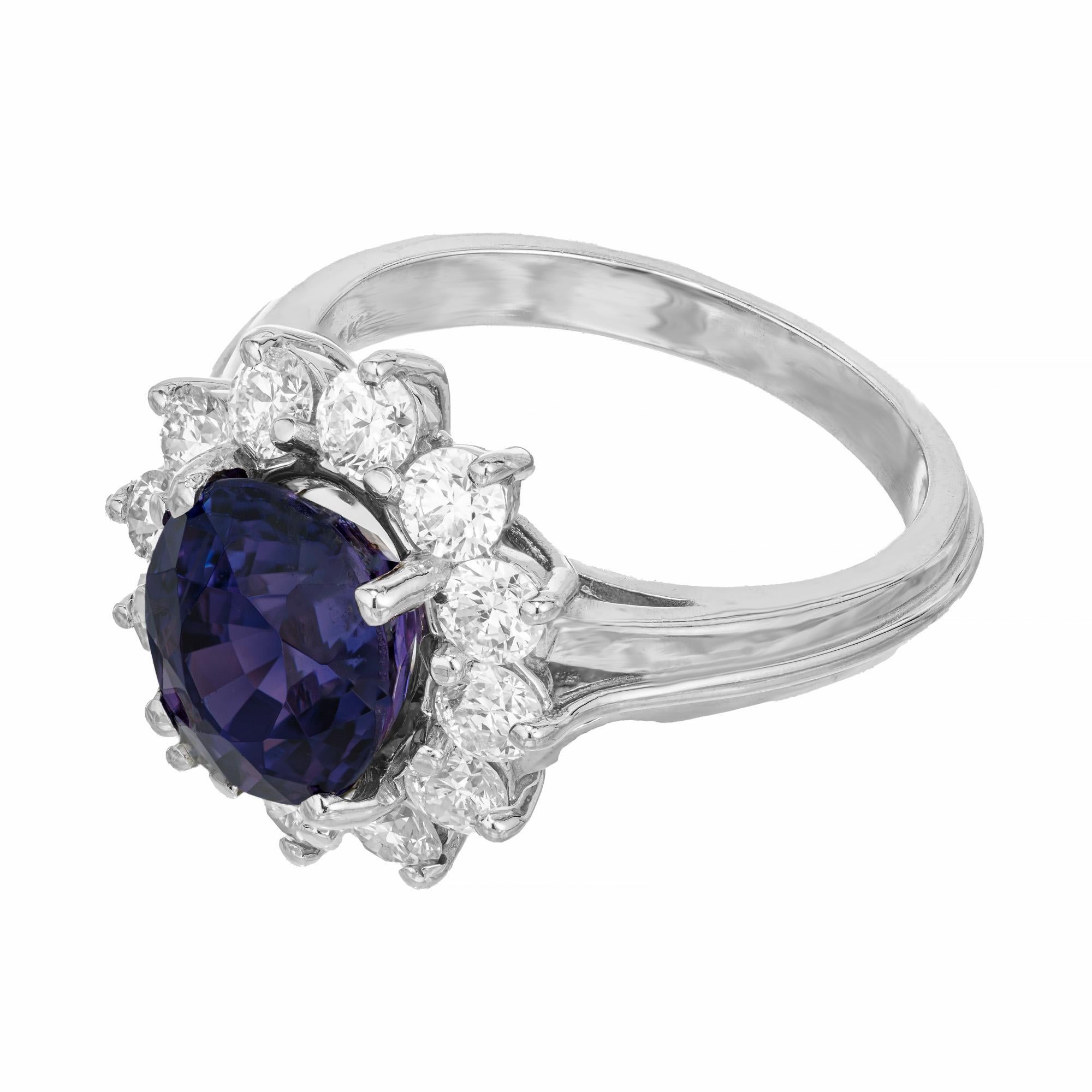 Verlobungsring mit ovalem blauem lila Saphir und Diamant-Halo (Ovalschliff) im Angebot