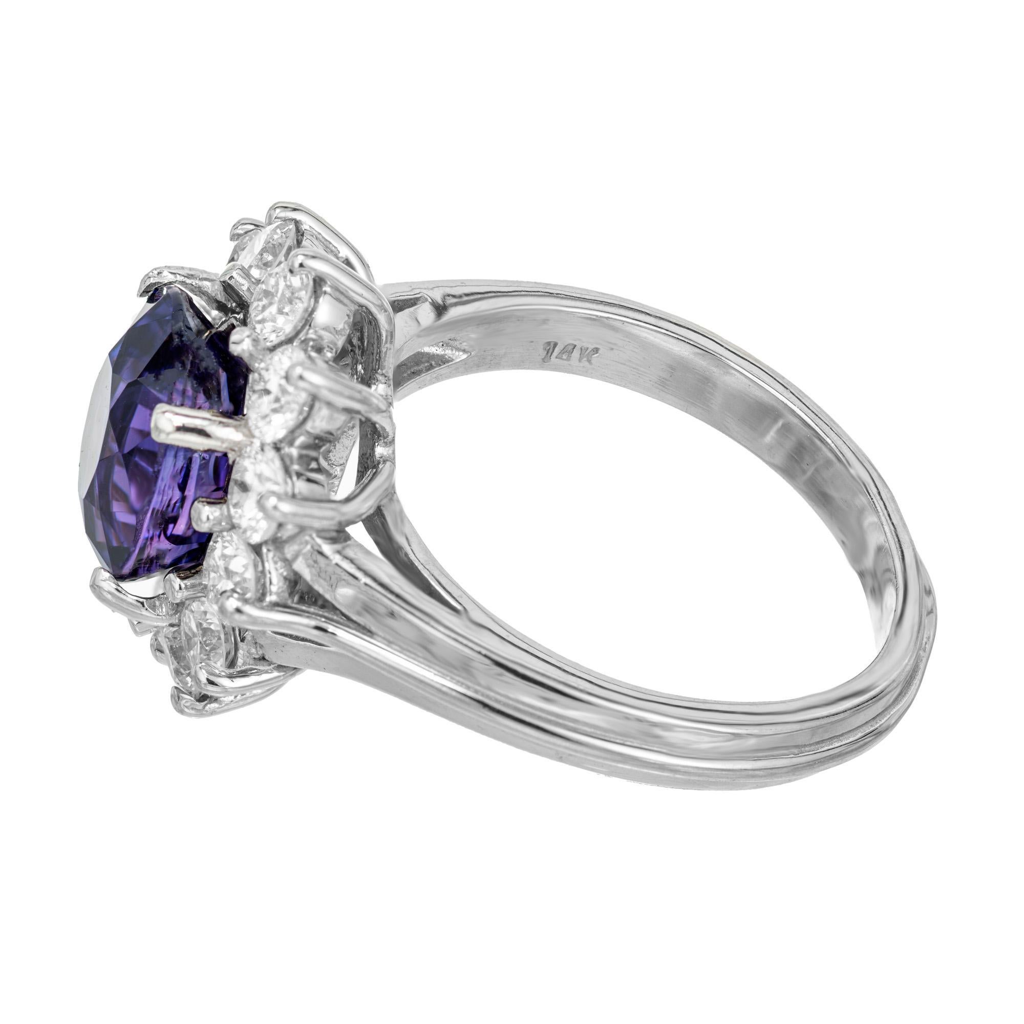 Verlobungsring mit ovalem blauem lila Saphir und Diamant-Halo Damen im Angebot
