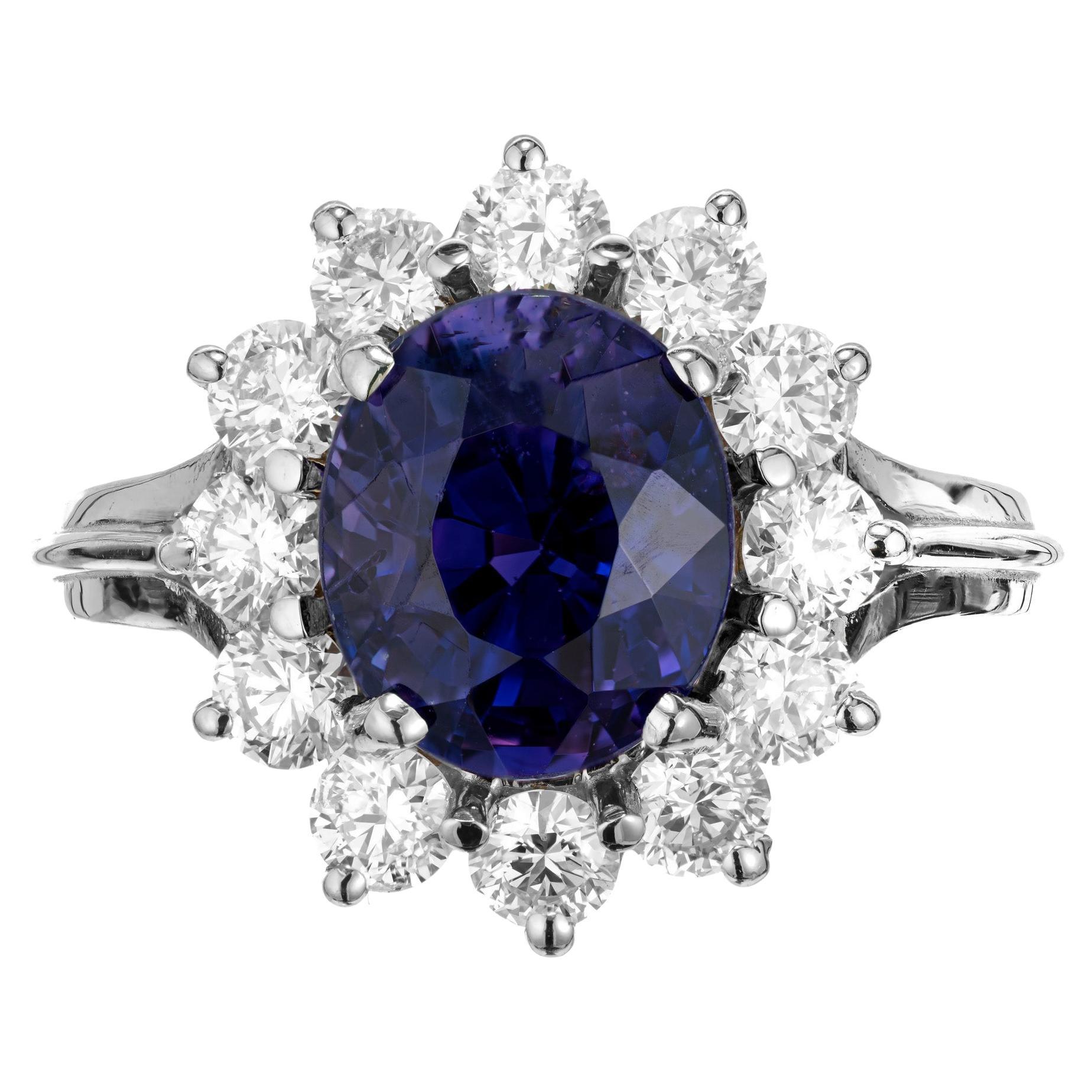 Verlobungsring mit ovalem blauem lila Saphir und Diamant-Halo im Angebot