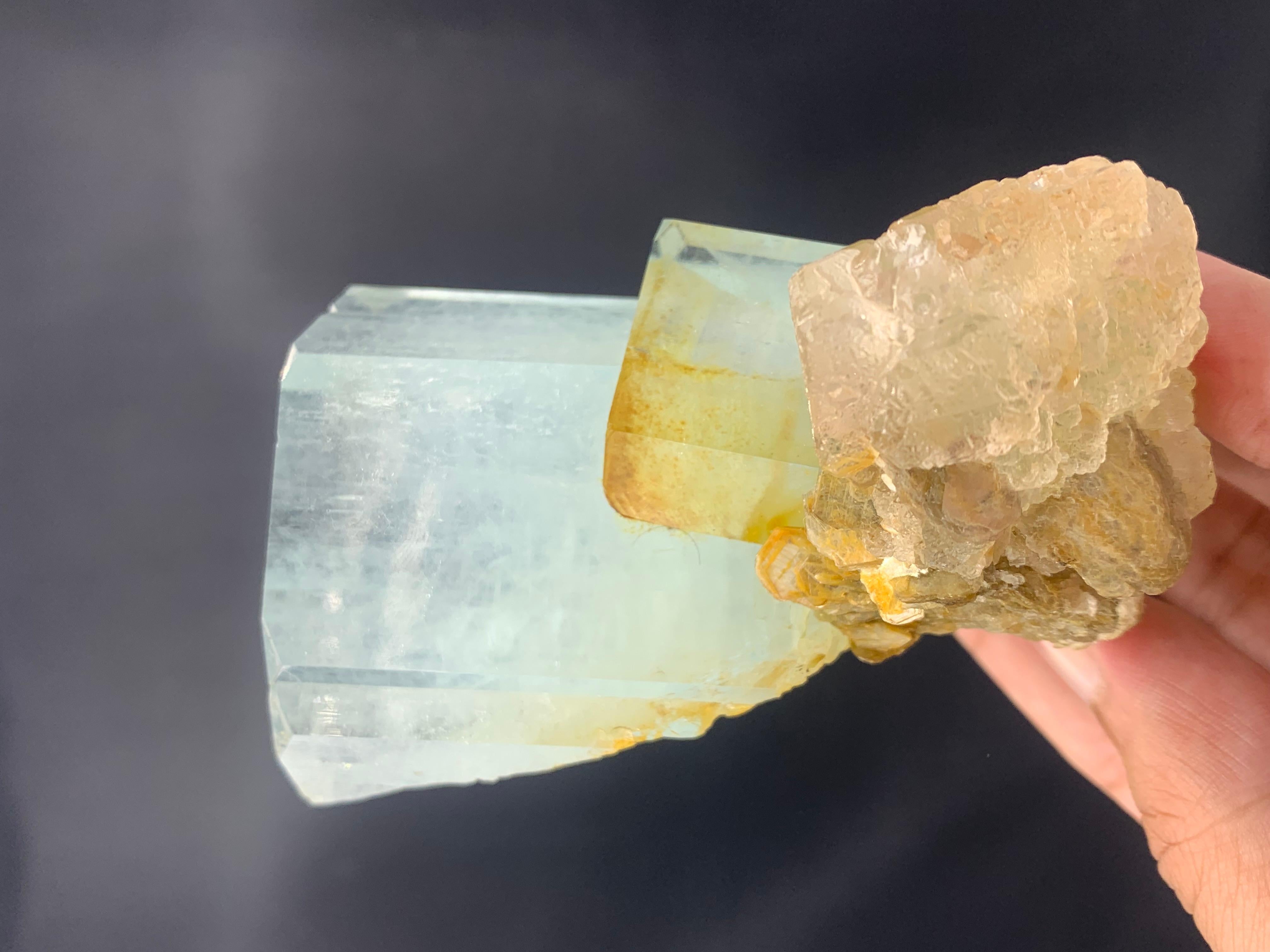 Grappe de cristal d'aigue-marine de 431,5 grammes attachée à de la fluorine provenant de Skardu, Pakistan en vente 2