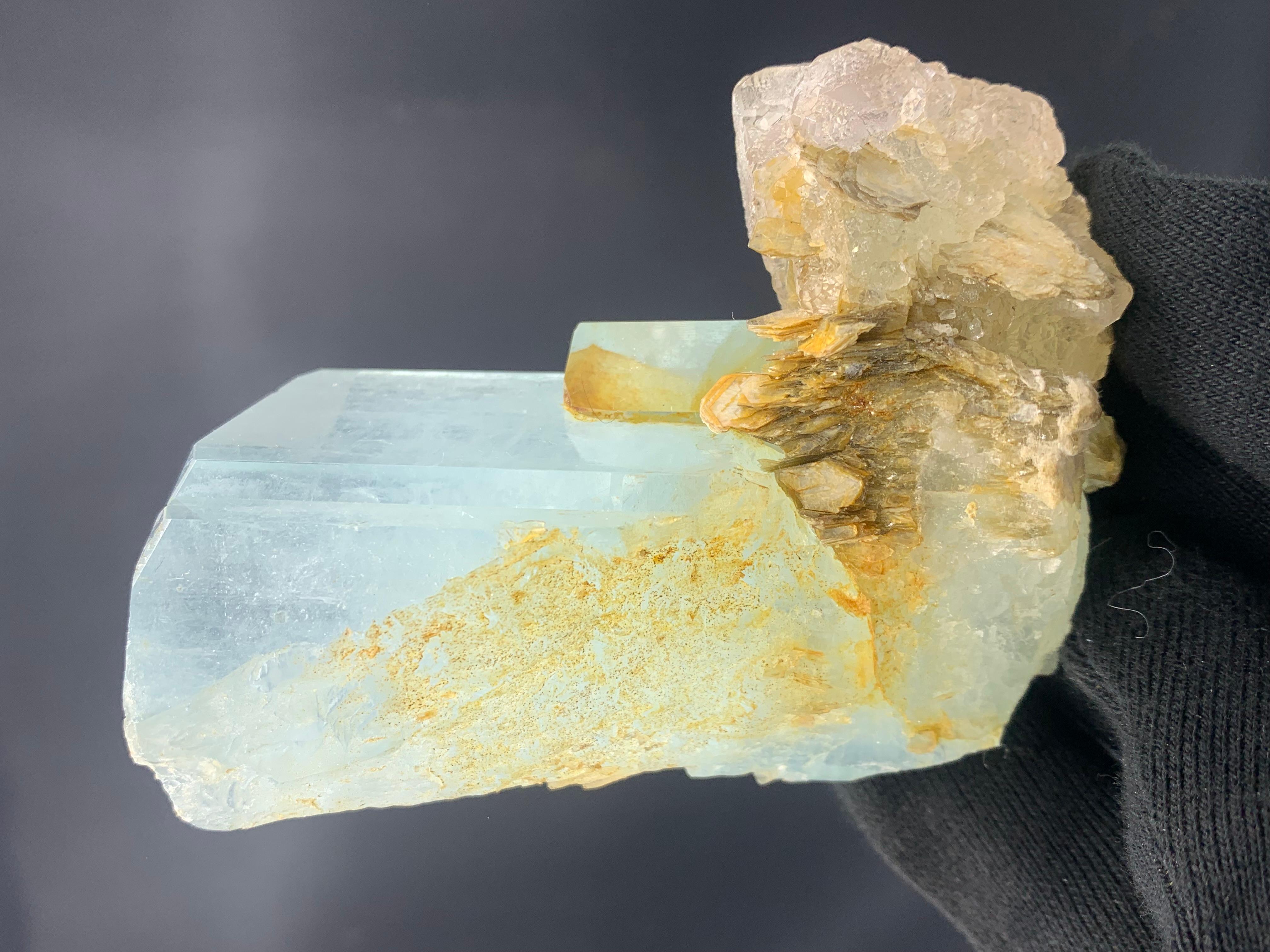 431.5 Gram Aquamarine Crystal bunch Attached With Fluorite From Skardu, Pakistan In Good Condition For Sale In Peshawar, PK
