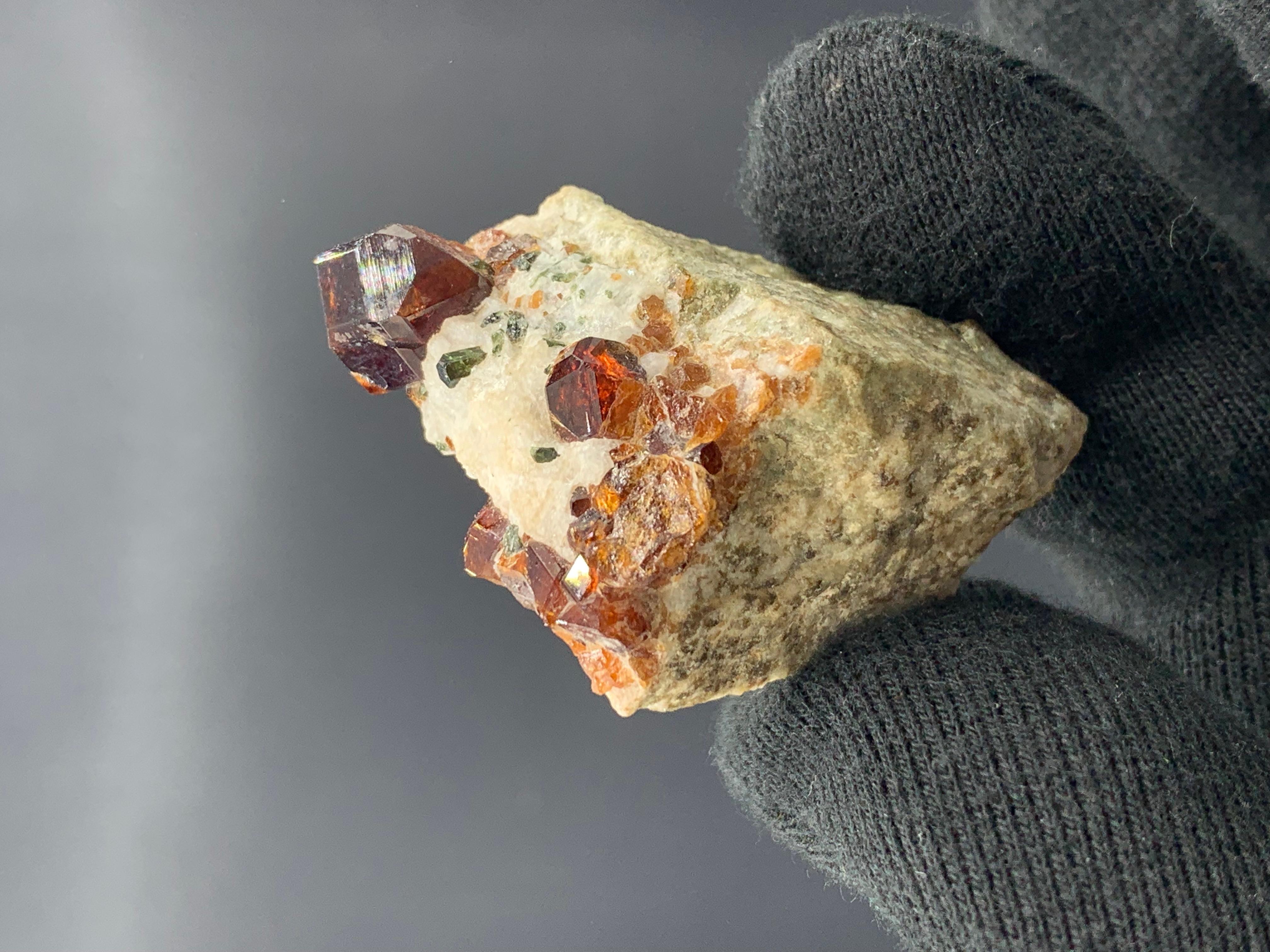 Élégant spécimen de grenat spessartite de 43,18 grammes provenant d'Afghanistan 

Poids : 43,18 grammes 
Dimension : 5,2 x 3,7 x 2,7 cm 
Origine : Afghanistan

La spessartite est synonyme de spessartine, bien que dans le commerce des pierres