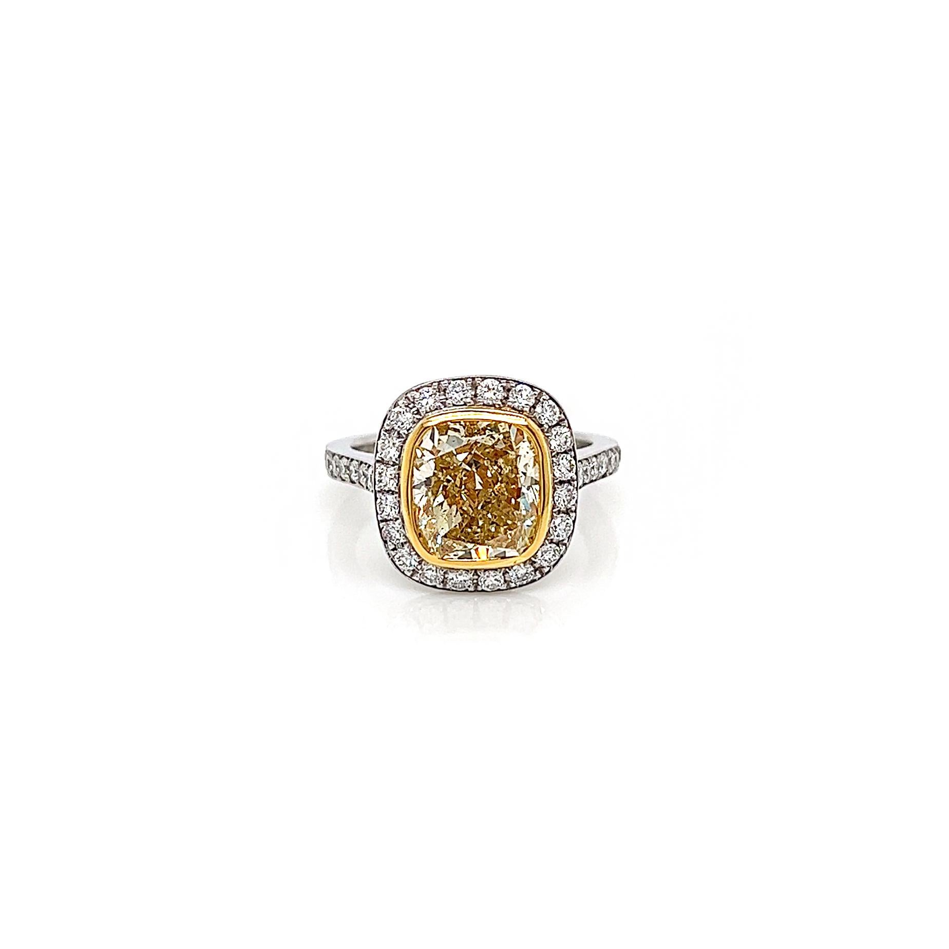 4.31 Gesamtkarat Fancy Yellow Diamond Ladies Halo Pave-Set Verlobungsring. GIA-zertifiziert.

Es gibt nichts Schöneres, als sich an der Schönheit farbiger Diamanten in fein gearbeiteten Schmuckstücken zu erfreuen, außer vielleicht an einem