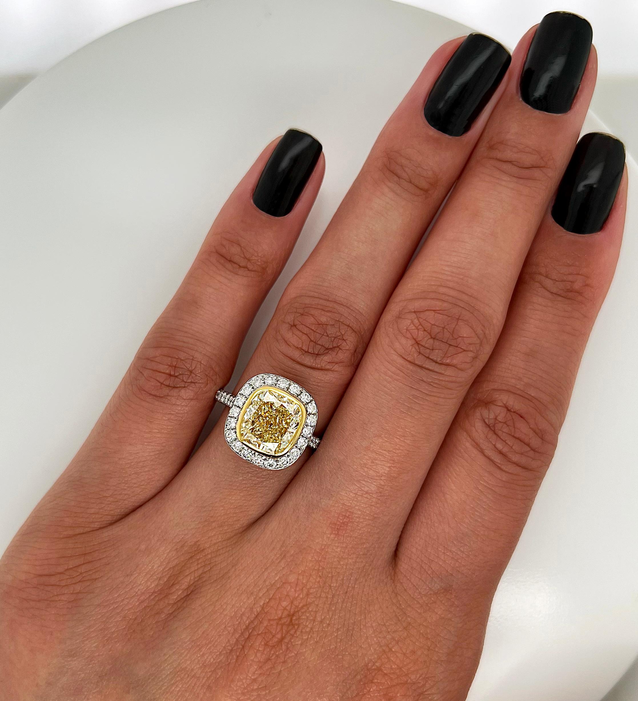 4.31 Total Carat Fancy Yellow Diamond Ladies Engagement Ring GIA In New Condition For Sale In New York, NY