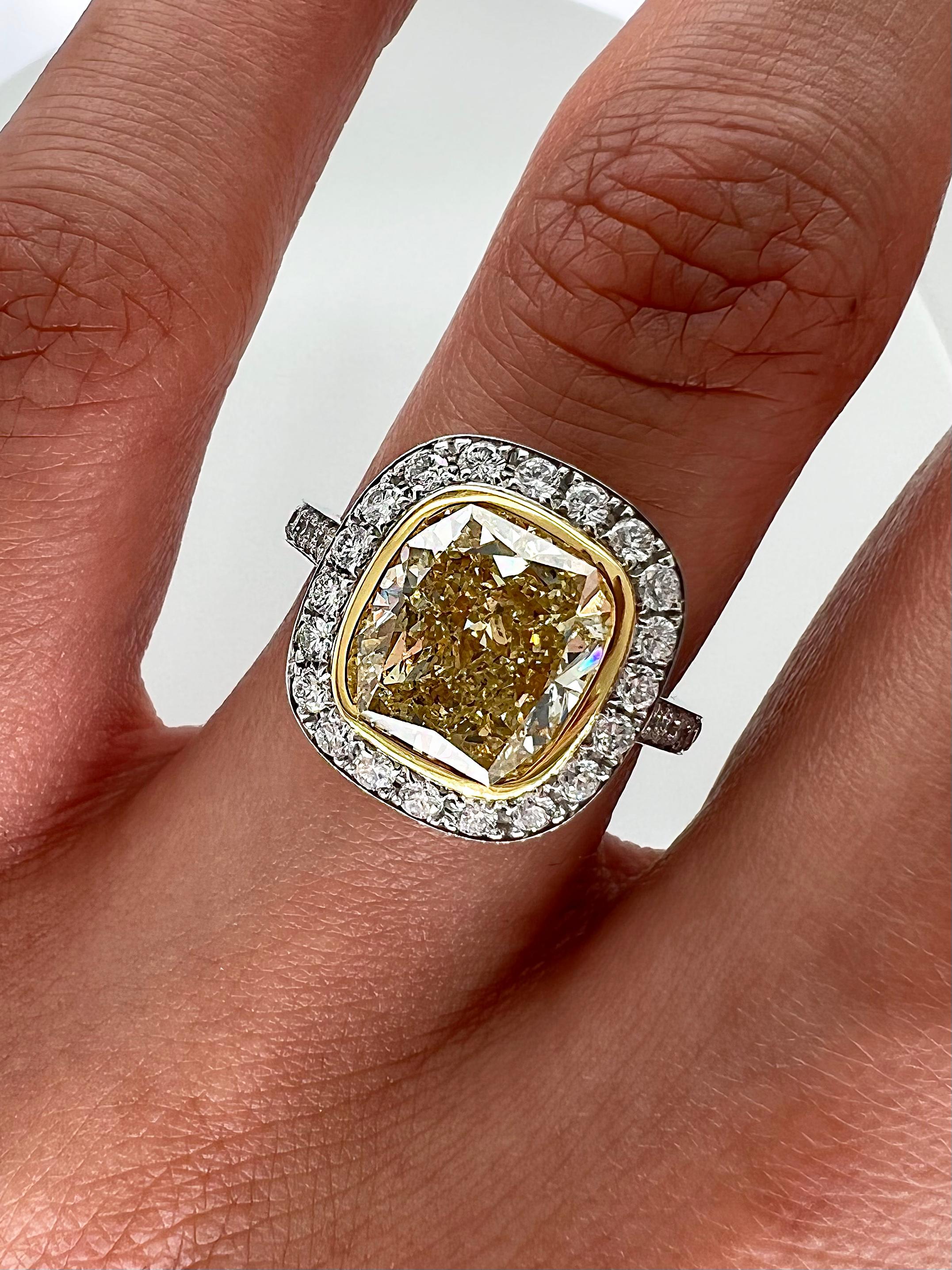Women's or Men's 4.31 Total Carat Fancy Yellow Diamond Ladies Engagement Ring GIA For Sale