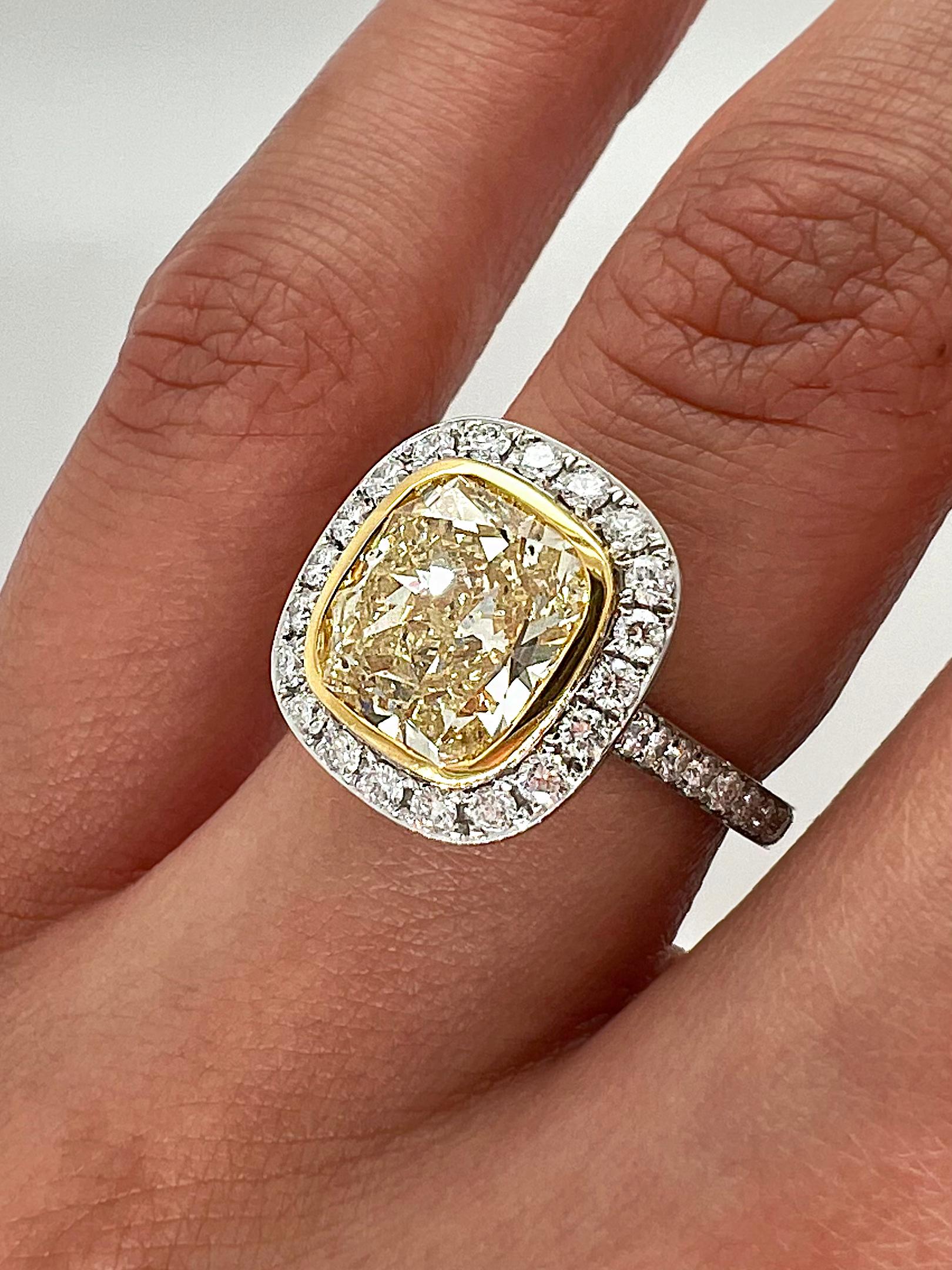 Bague de fiançailles pour femme en diamant jaune de fantaisie de 4,31 carats GIA en vente 1