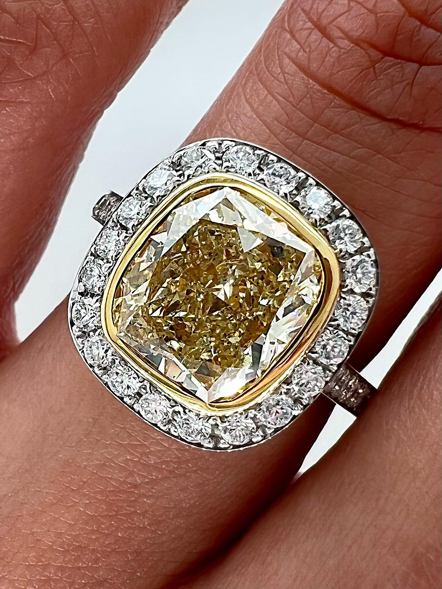 Bague de fiançailles pour femme en diamant jaune de fantaisie de 4,31 carats GIA en vente 2