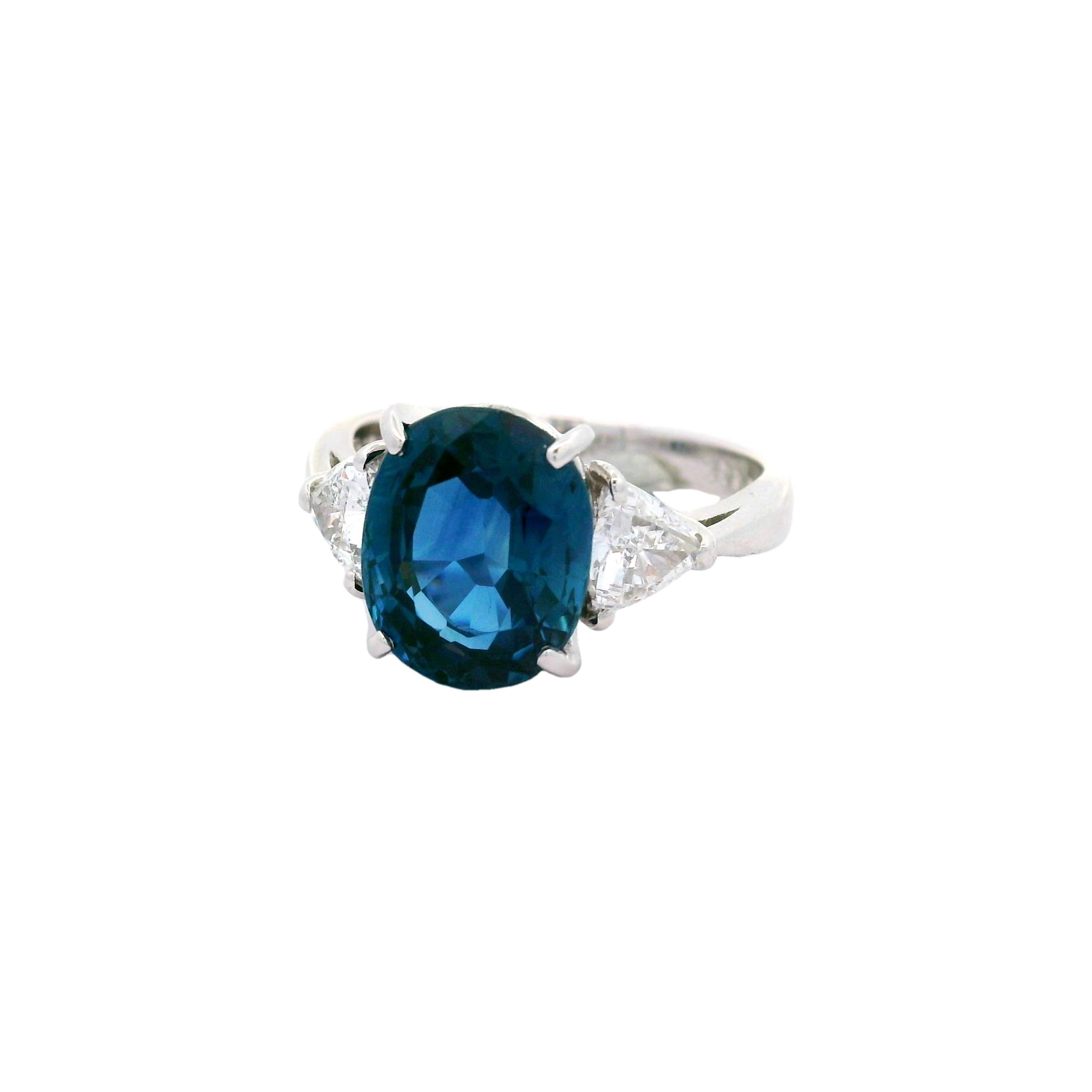 Platinring mit drei Steinen, 4,32 Karat blauem Saphir und Diamant (Zeitgenössisch) im Angebot