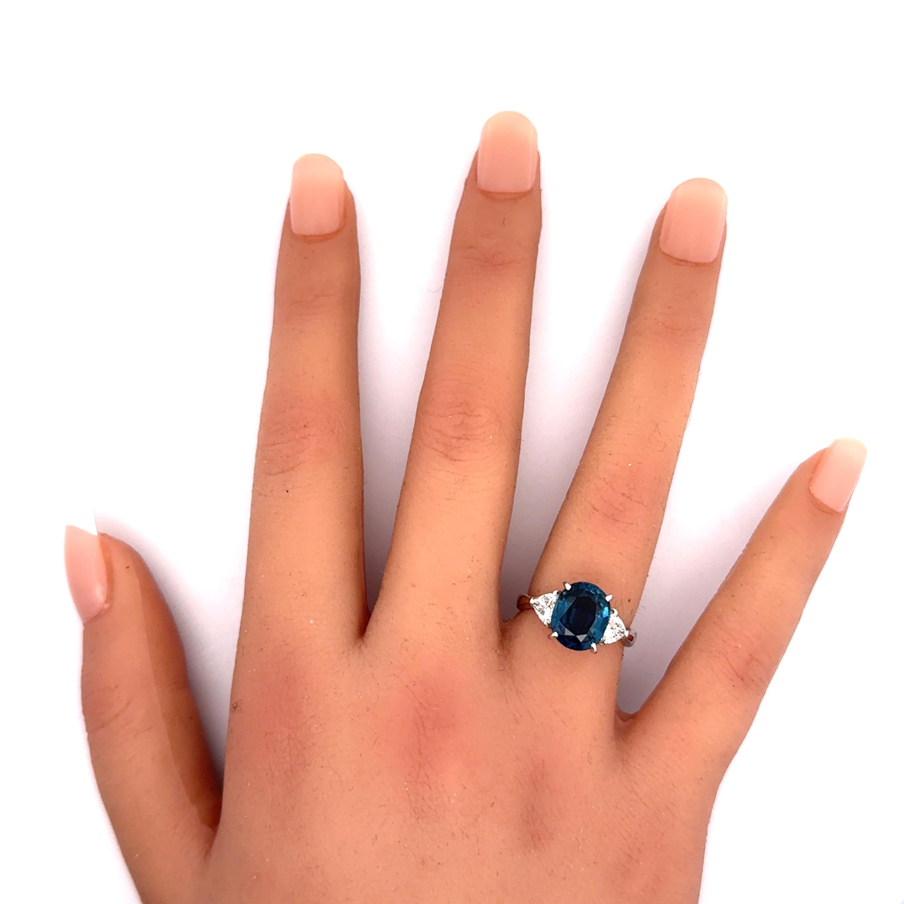 Platinring mit drei Steinen, 4,32 Karat blauem Saphir und Diamant (Ovalschliff) im Angebot