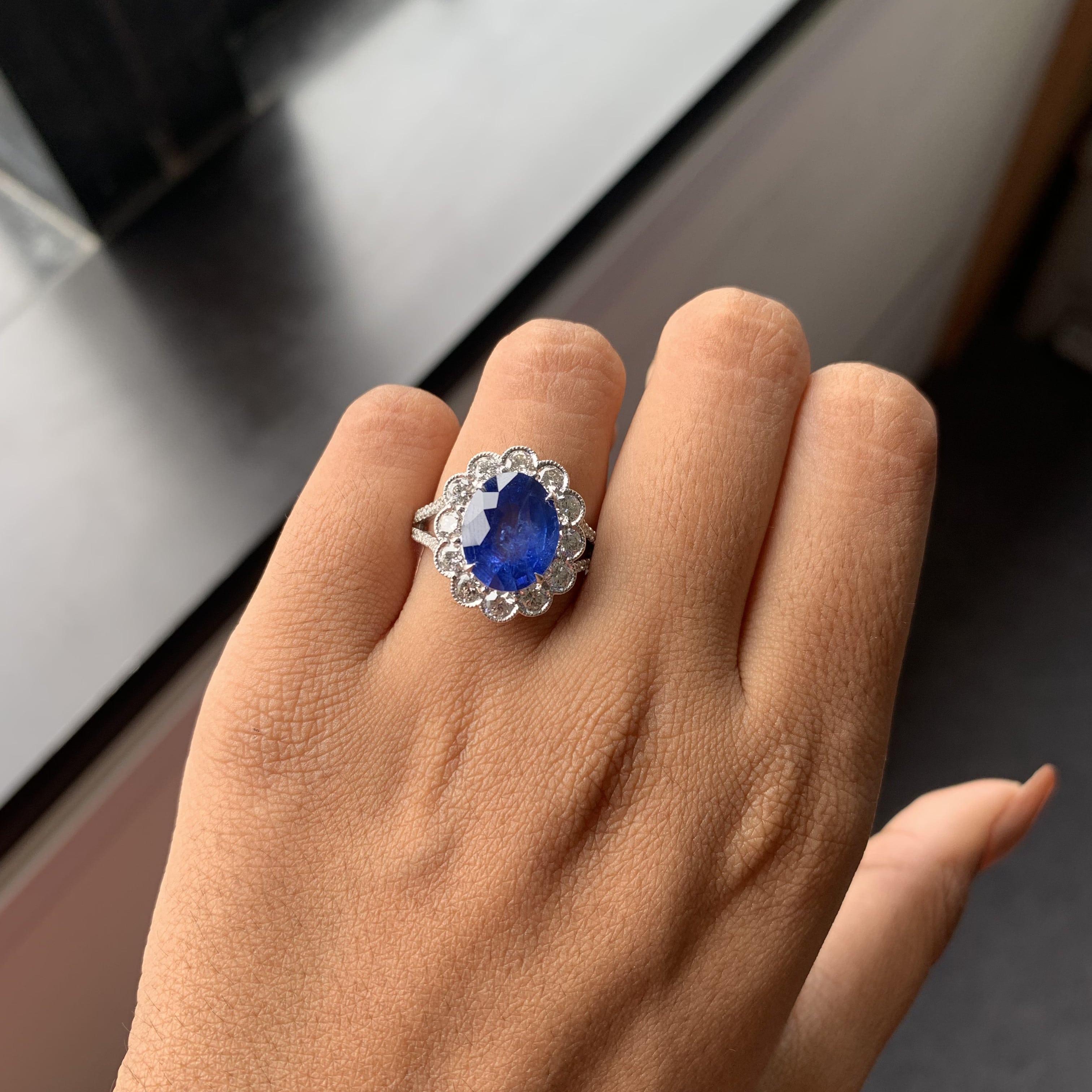 Bague Ceylan saphir bleu royal de 4,32 carats en or blanc 18 carats en vente 6