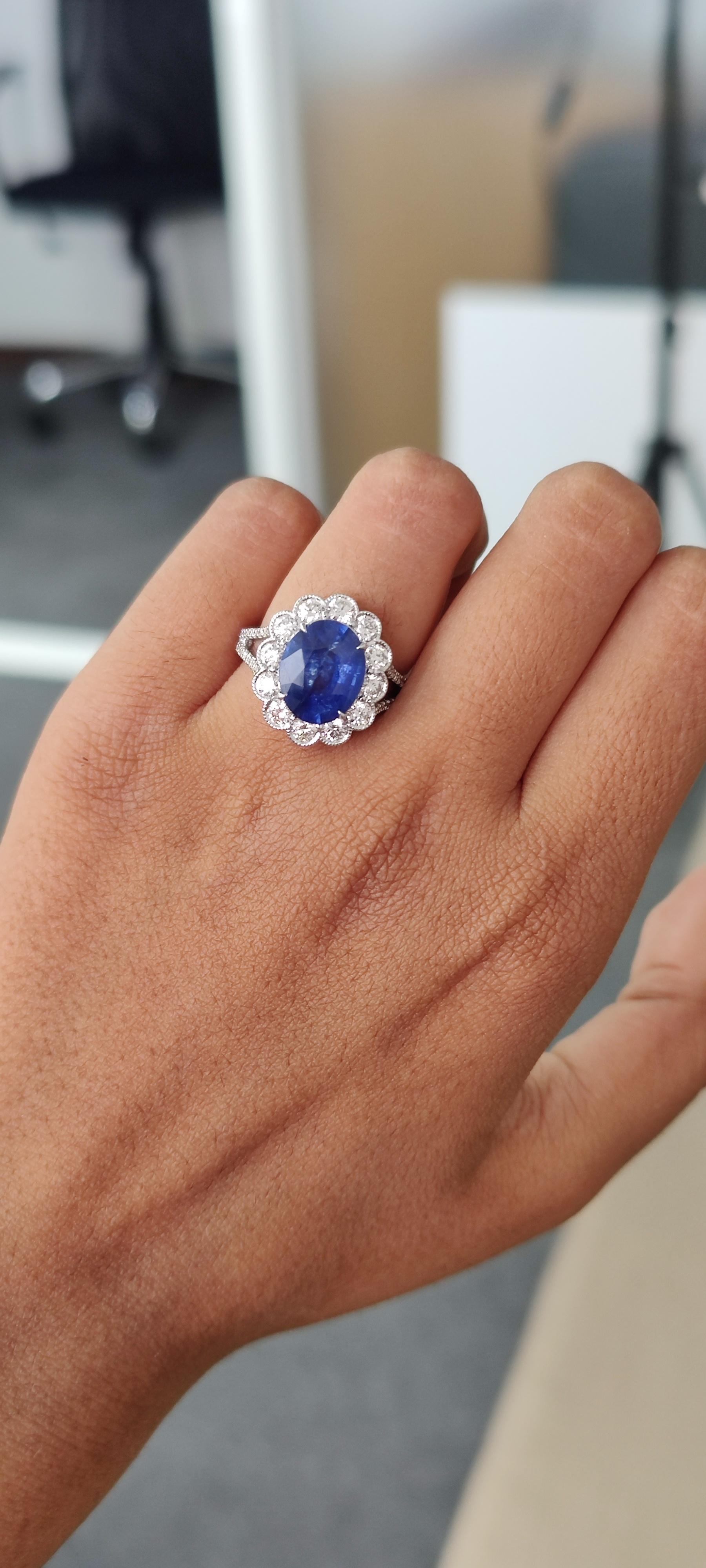 4.32 Carat Ceylon Royal Blue Sapphire Ring in 18K White Gold In New Condition For Sale In Bangkok, TH