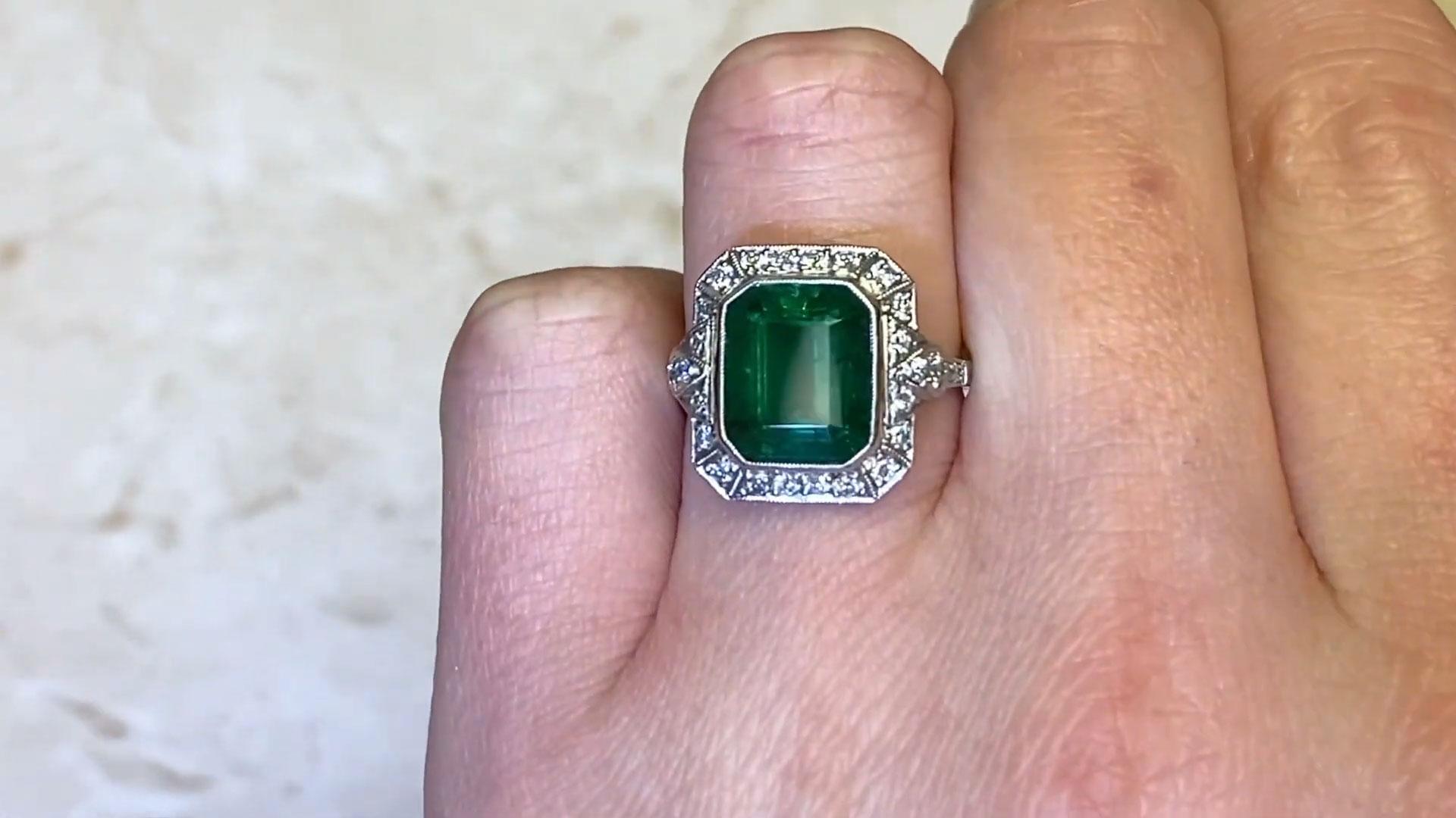 Taglio smeraldo Anello smeraldo con diamante aureolato (circa 4,30 carati), platino in vendita