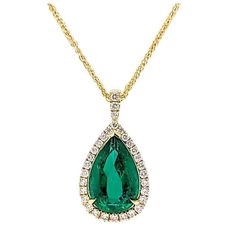 Colgante de esmeralda en forma de pera con halo GIA de 4,32 quilates, diamantes y oro amarillo de 18 quilates