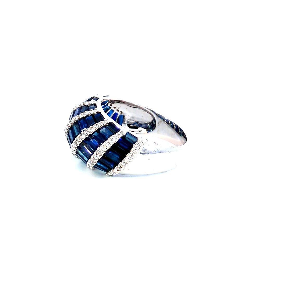 Wir präsentieren unseren exquisiten Diamant-Saphir-Cluster-Ring, eine wahre Verkörperung von Eleganz und Raffinesse. Dieser atemberaubende Ring verbindet nahtlos die zeitlose Schönheit von Diamanten mit der lebendigen Anziehungskraft blauer Saphire,