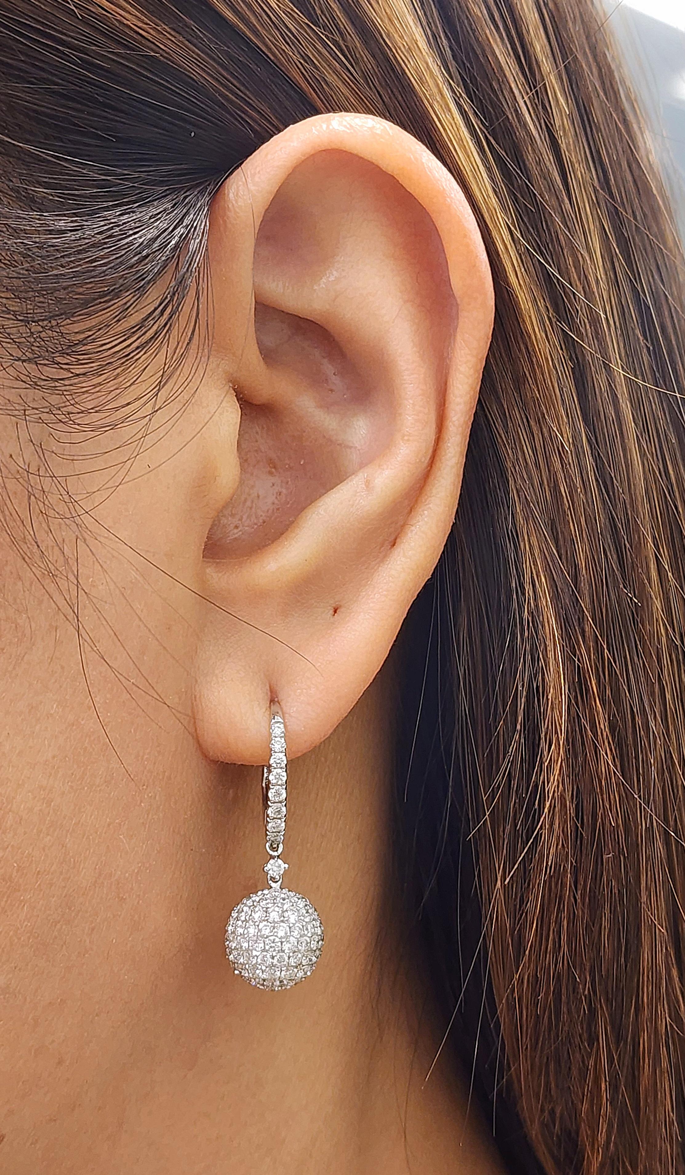 Questi splendidi orecchini pendenti con pavé di diamanti rotondi presentano 248 diamanti per un peso di 4,32 carati e una gradazione di colore F/G e di purezza VS1/VS2. Gli orecchini sono realizzati in oro bianco 18 carati.