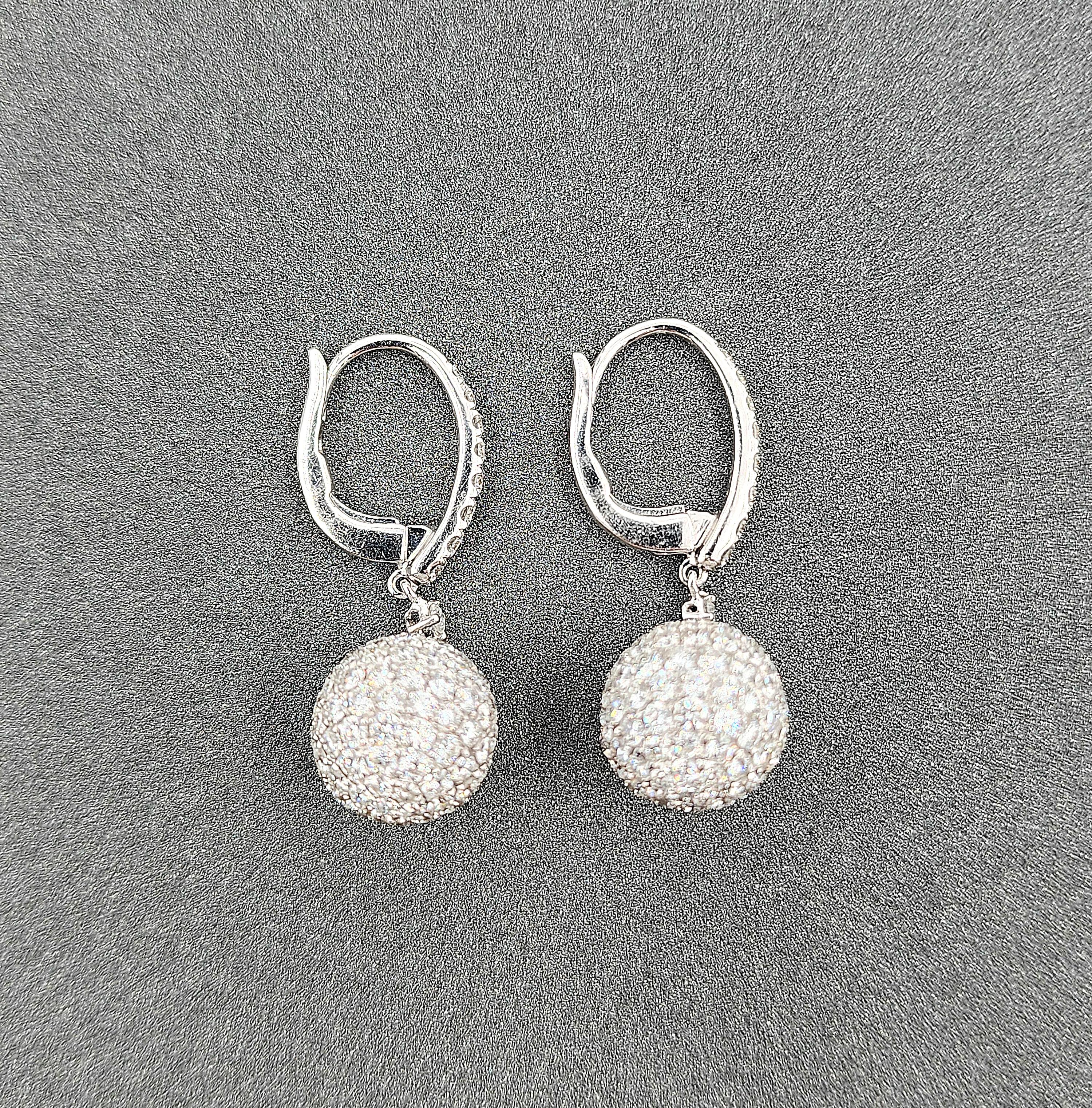 Orecchini pendenti con pavé di diamanti da 4,32 carati In condizioni Nuovo in vendita a Chicago, IL