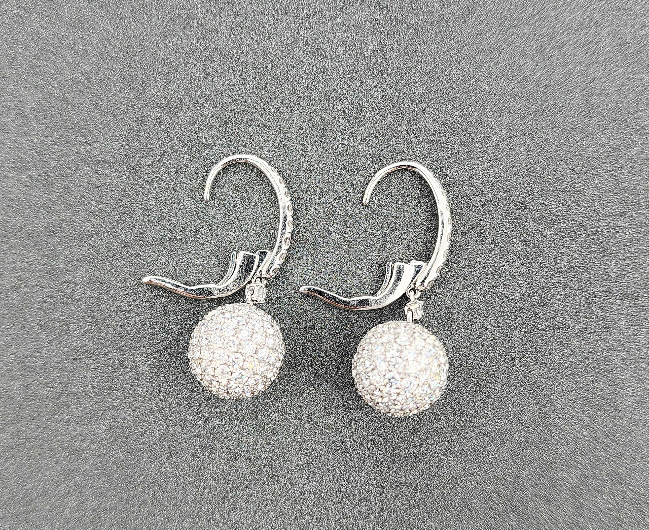 Orecchini pendenti con pavé di diamanti da 4,32 carati in vendita 1