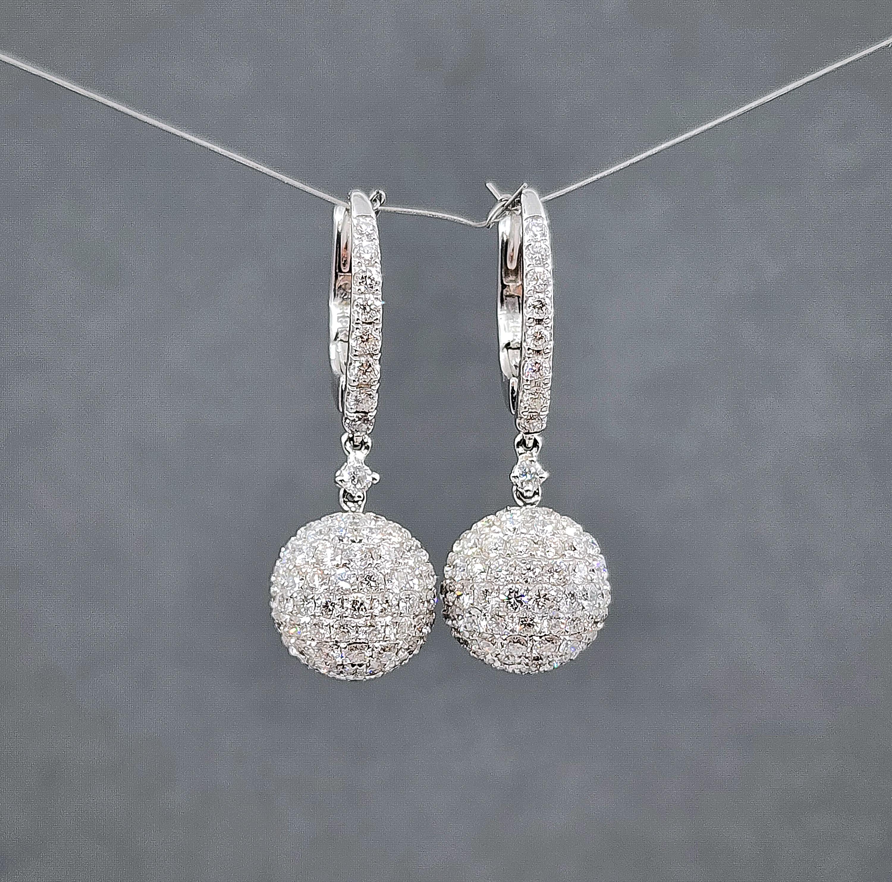 Orecchini pendenti con pavé di diamanti da 4,32 carati in vendita 2