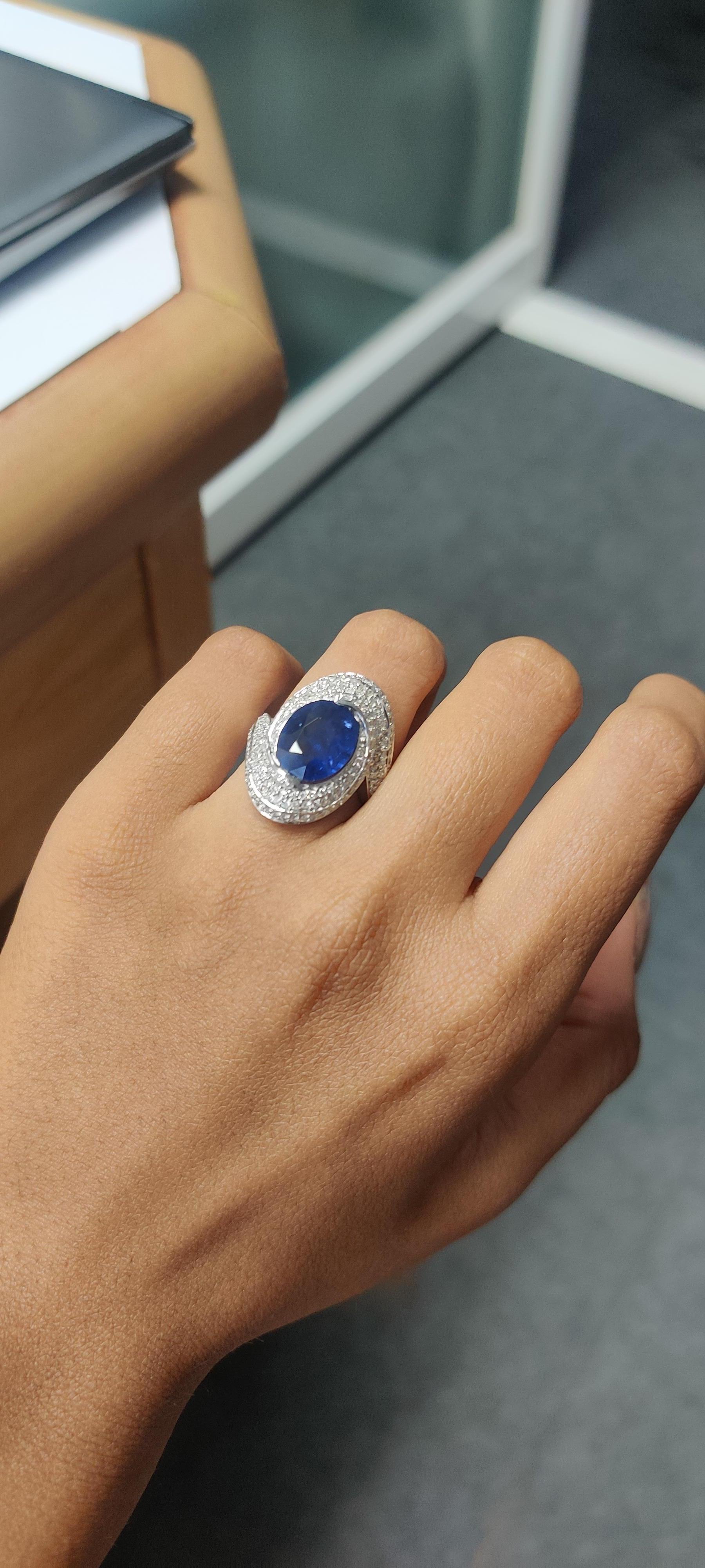 Symmetrical 4.32 Ct Royal Blue Ceylon Sapphire & Diamond 18K White Gold Ring For Sale 7