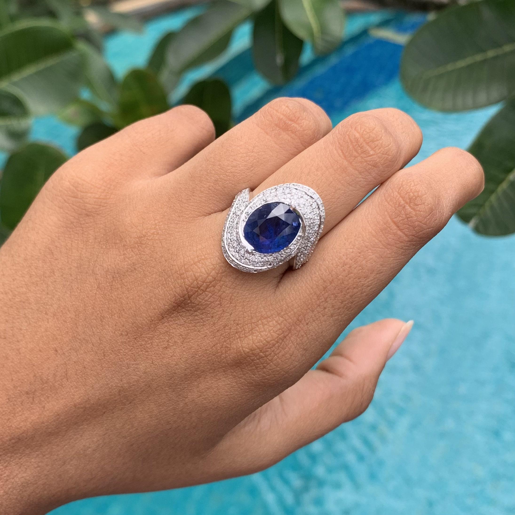 Symmetrical 4.32 Ct Royal Blue Ceylon Sapphire & Diamond 18K White Gold Ring In New Condition For Sale In Bangkok, TH
