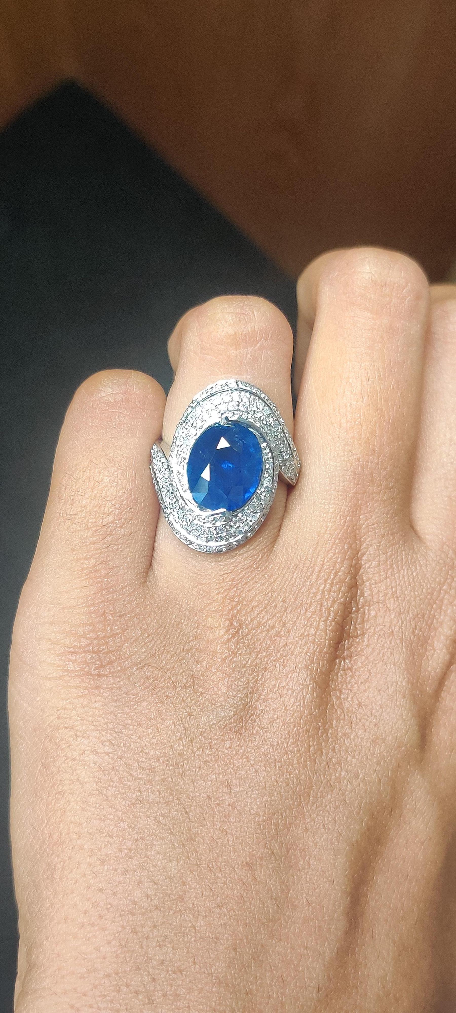 Symmetrical 4.32 Ct Royal Blue Ceylon Sapphire & Diamond 18K White Gold Ring For Sale 2