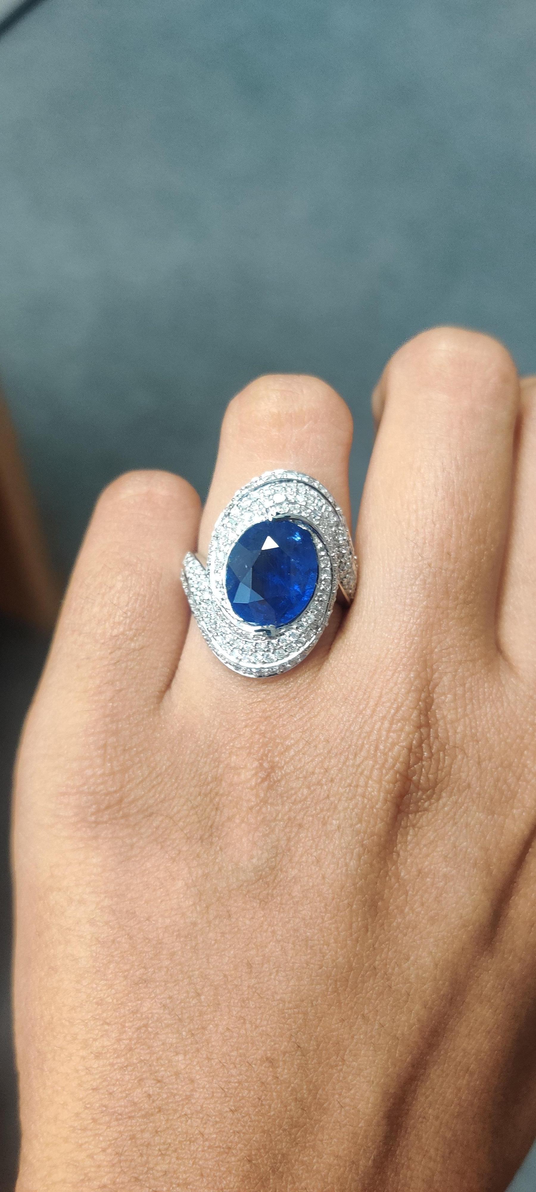 Symmetrical 4.32 Ct Royal Blue Ceylon Sapphire & Diamond 18K White Gold Ring For Sale 3