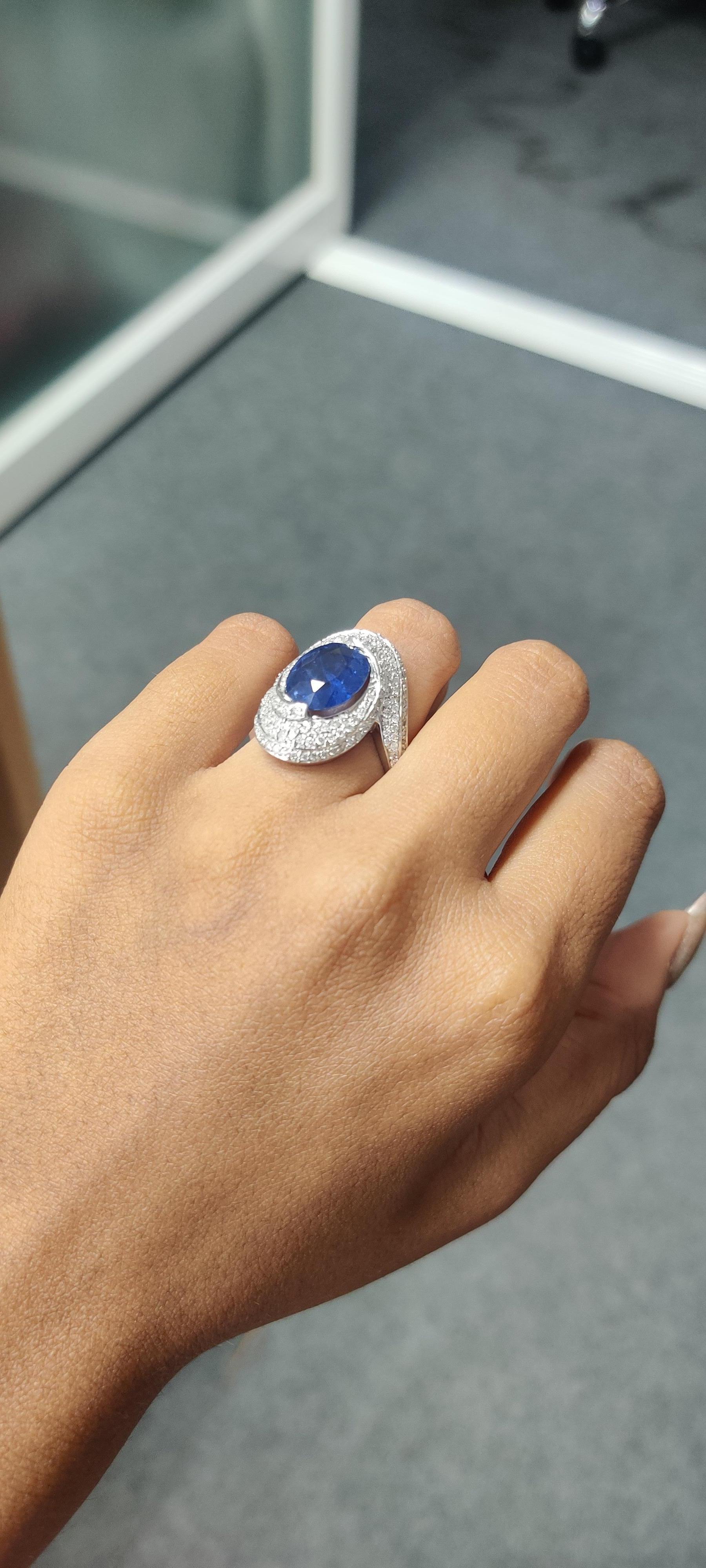 Symmetrical 4.32 Ct Royal Blue Ceylon Sapphire & Diamond 18K White Gold Ring For Sale 4