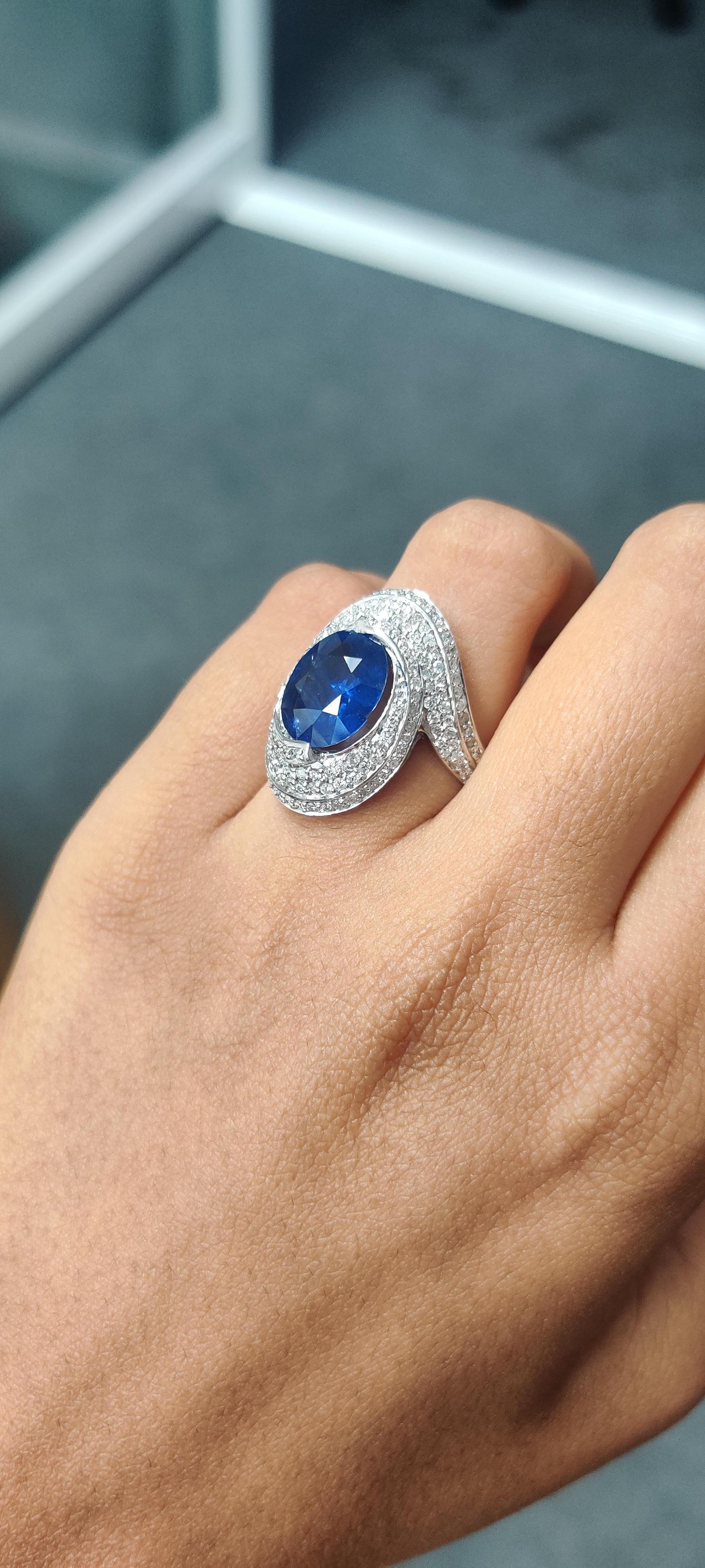 Symmetrical 4.32 Ct Royal Blue Ceylon Sapphire & Diamond 18K White Gold Ring For Sale 5
