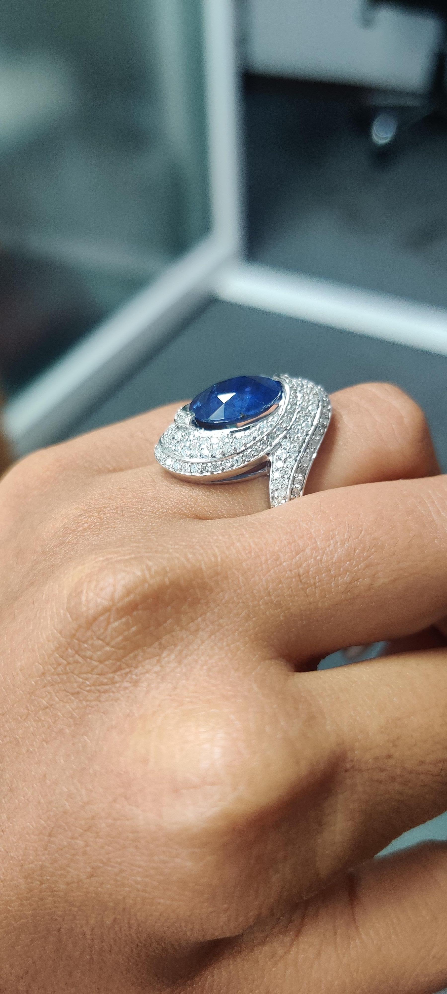 Symmetrical 4.32 Ct Royal Blue Ceylon Sapphire & Diamond 18K White Gold Ring For Sale 6
