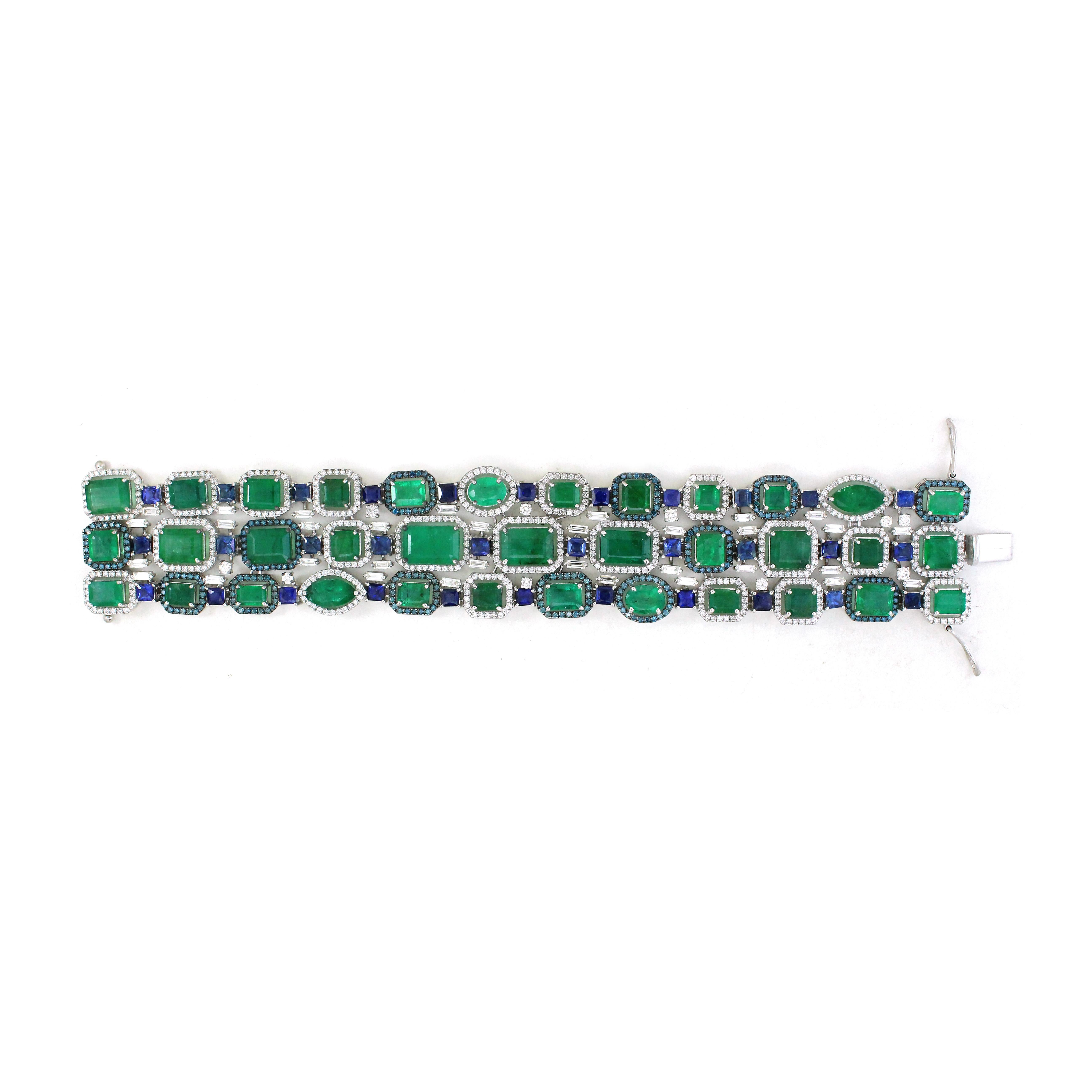 Esta impresionante pulsera de eslabones irradia opulencia y sofisticación con su exquisito conjunto de piedras preciosas. Fabricada en oro blanco de 14 quilates y con un peso de 65,67 gramos, presenta 35 esmeraldas talla esmeralda de 43,2 quilates,